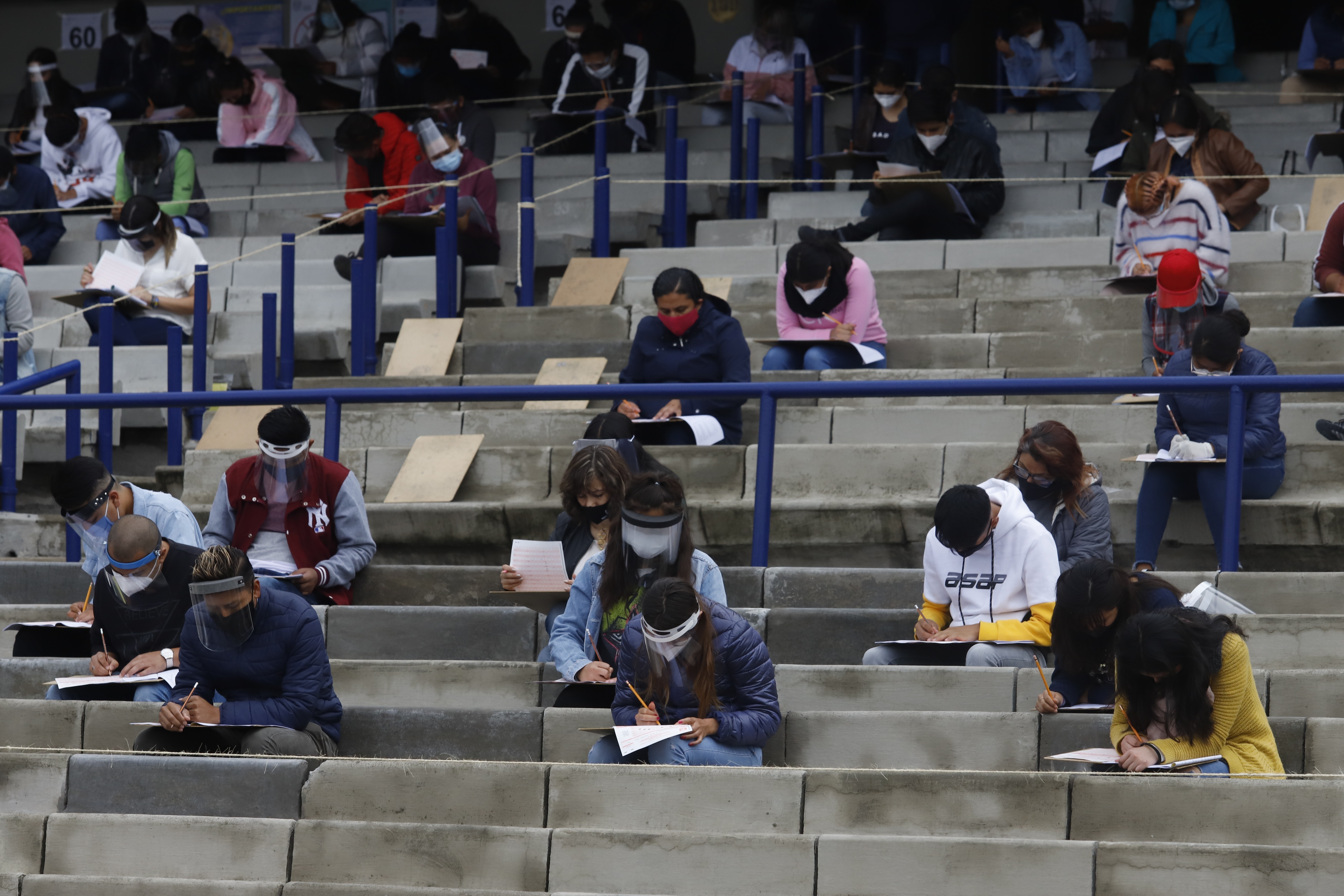 Aspirantes a la UNAM realizan el examen de ingreso este miércoles en las instalaciones del estadio Olímpico Universitario, en Ciudad de México (México). EFE/José Pazos

