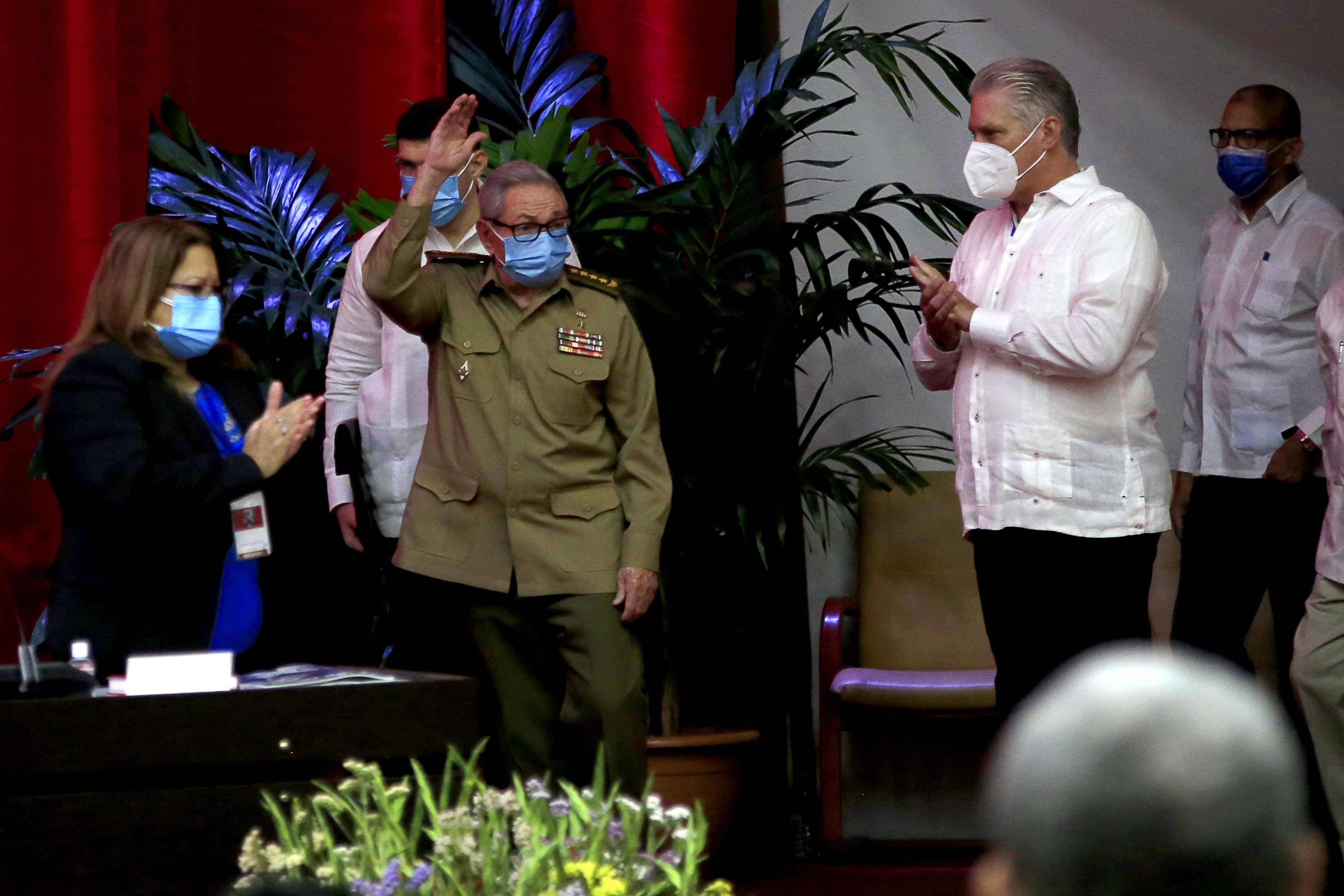 Raúl Castro Ruz, actual primer secretario del Comité Central del Partido Comunista de Cuba (CC PCC), y el presidente de la República, Miguel Díaz-Canel Bermúdez (EFE/ACN/Ariel Ley Royero)
