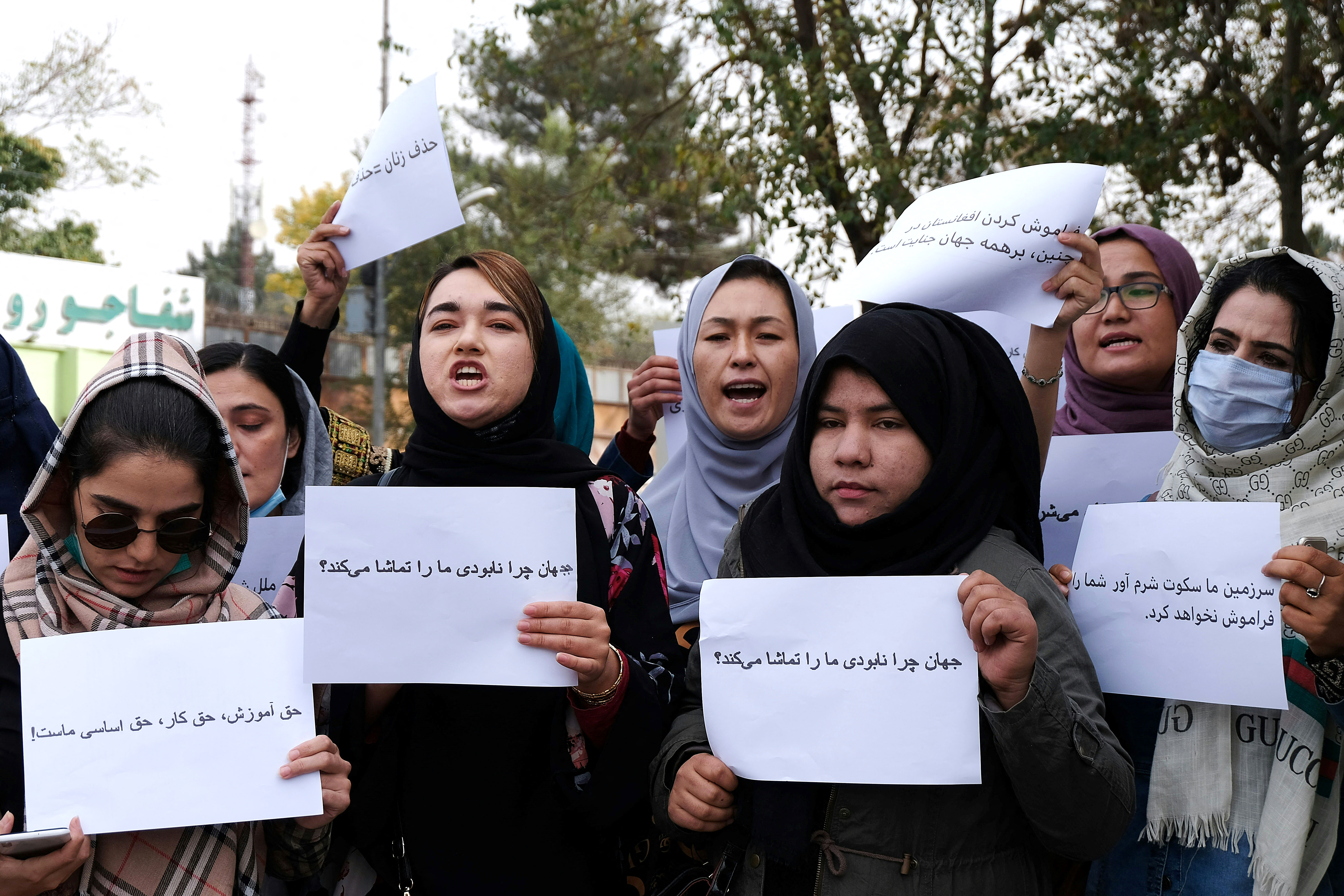 Las mujeres sostienen pancartas durante una protesta en Kabul