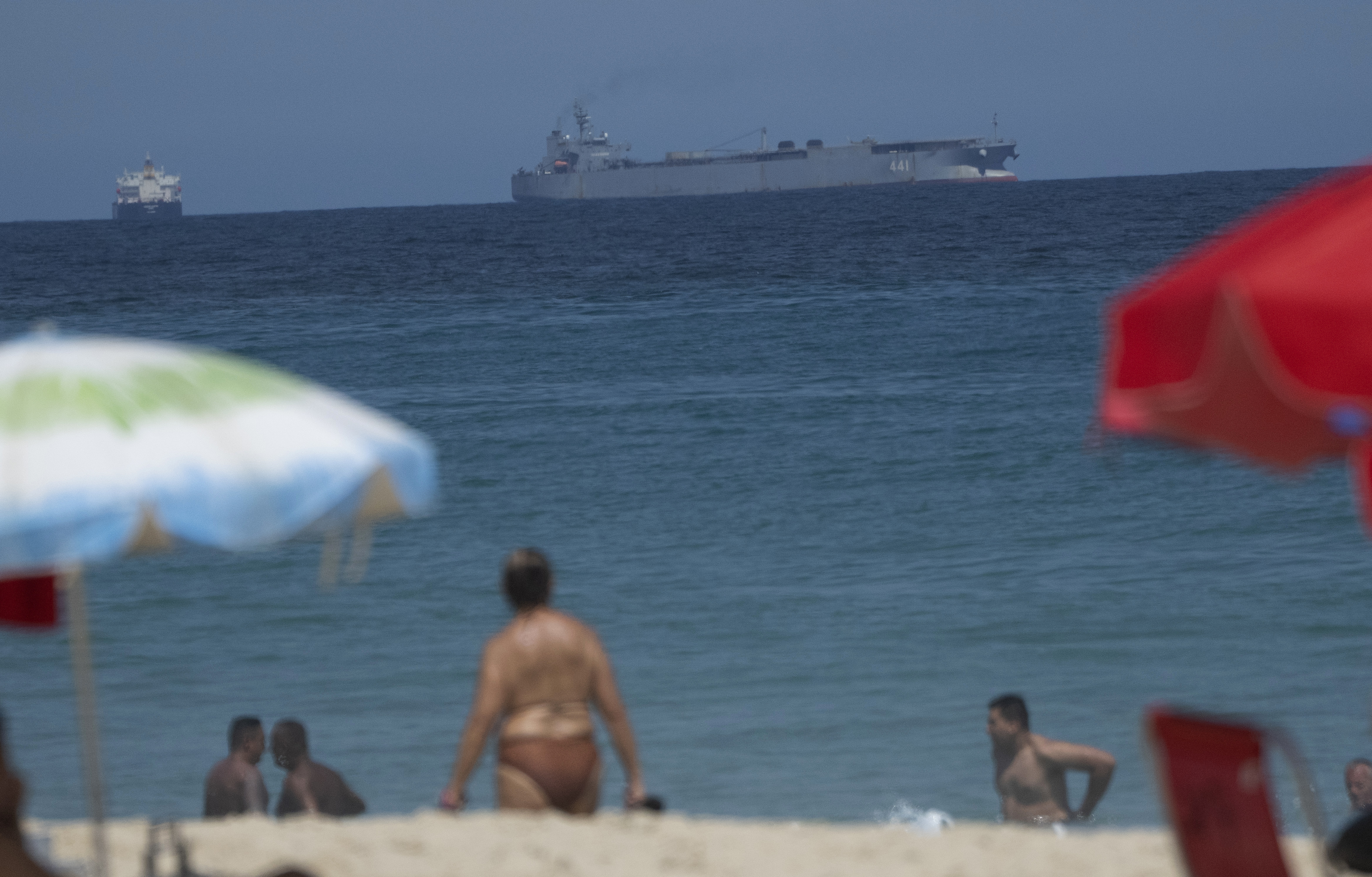 El barco militar iraní IRIS Makran frente a la playa Arpoador, el jueves 2 de marzo de 2023, en Río de Janeiro (AP Foto/Silvia Izquierdo)