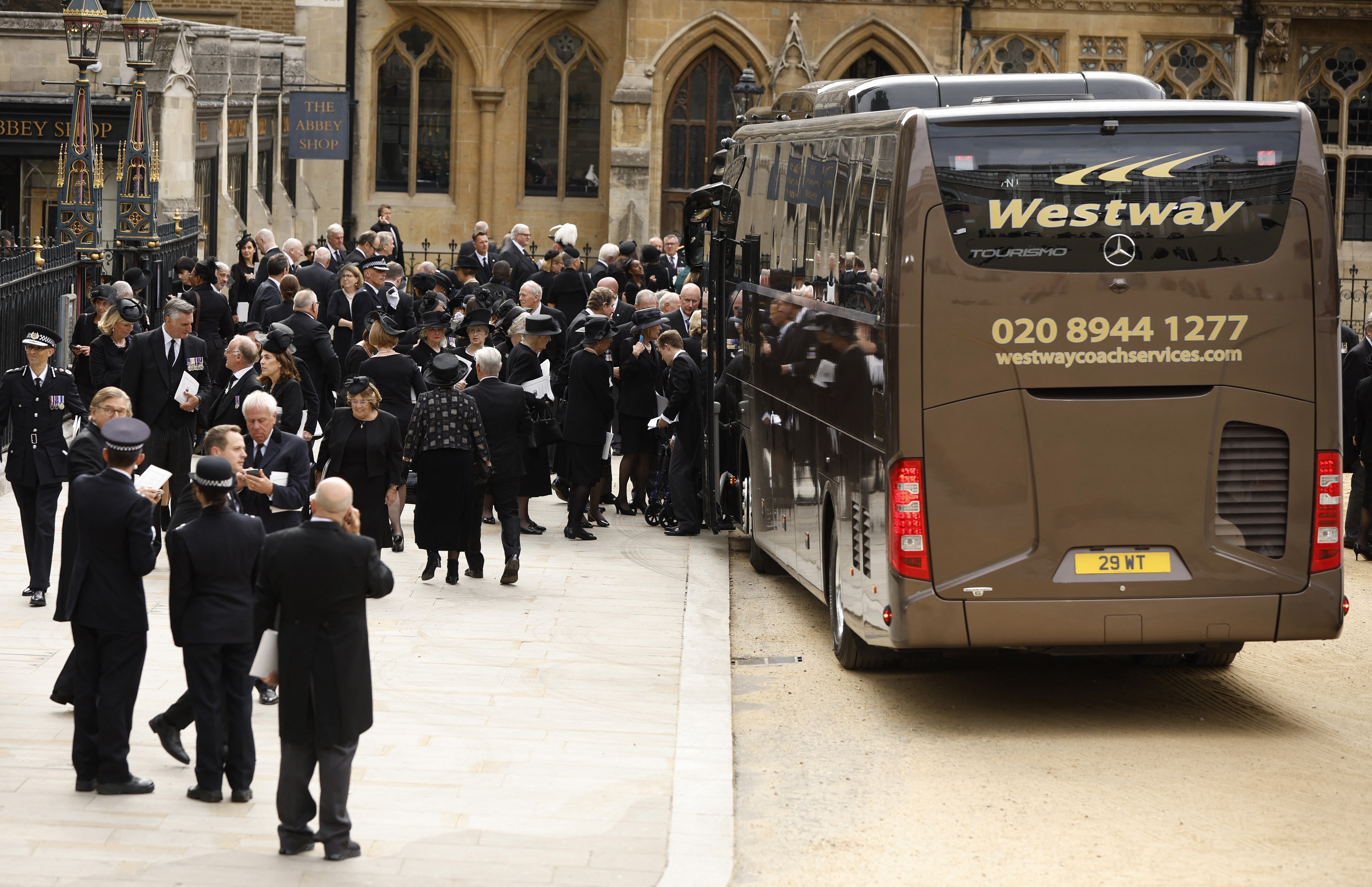 Los asistentes esperan en la abadía de Westminster (Reuters)