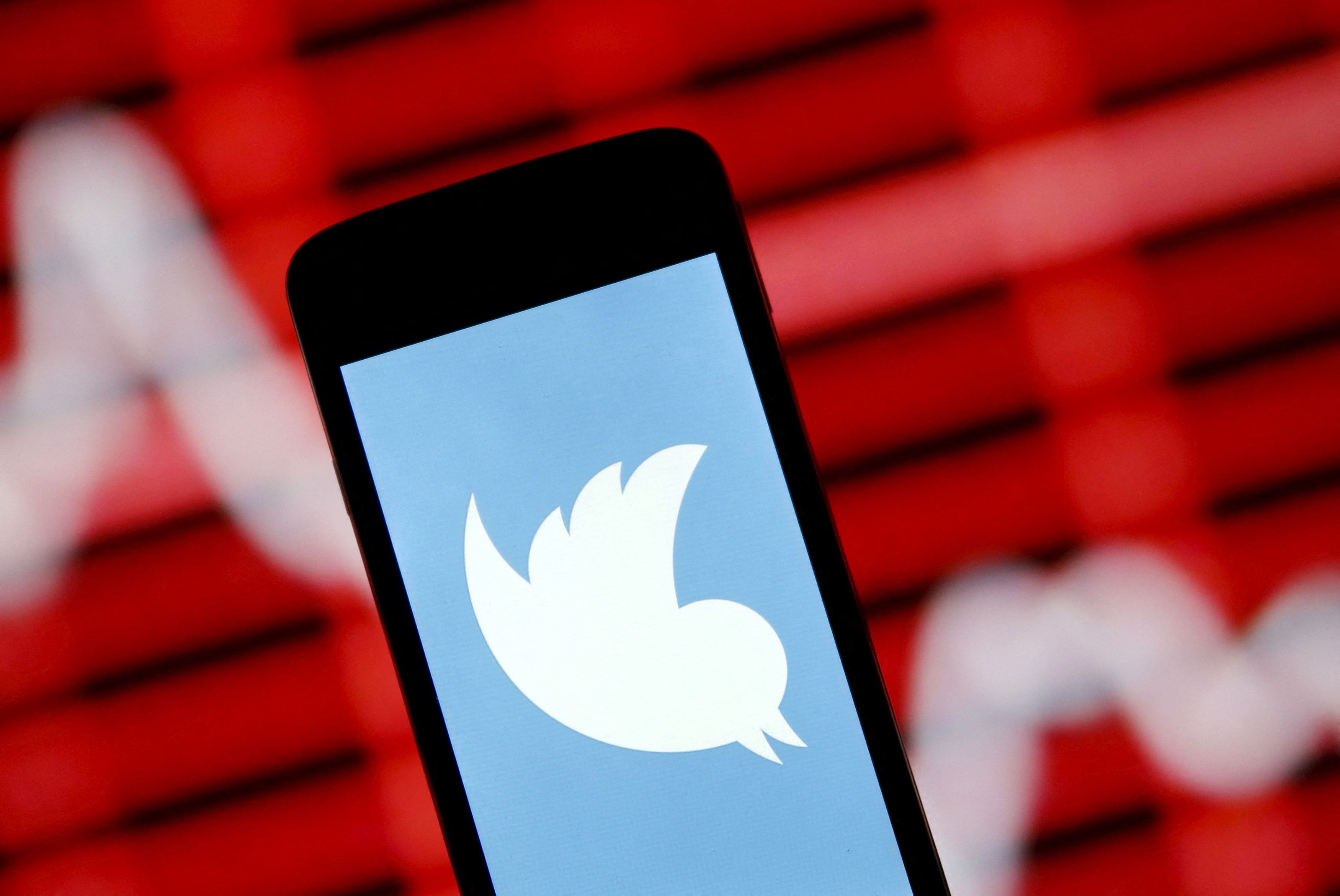 Ilustración del logo de Twitter en un smartphone. (foto: Dado Ruvic)