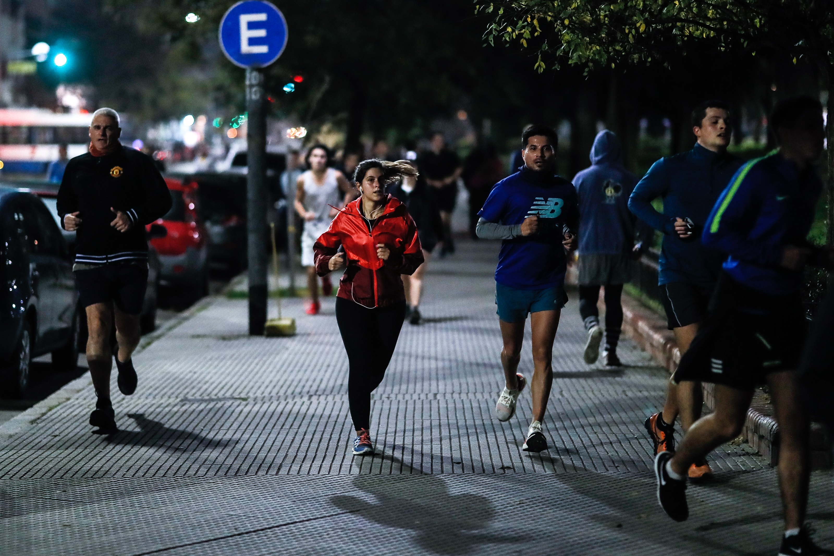 Miles de personas salen a realizar actividad física todas las noches en los parques de Buenos Aires (EFE/Juan Ignacio Roncoroni)
