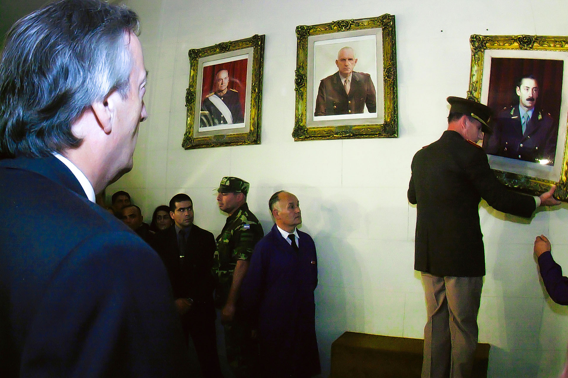 Néstor Kirchner en marzo de 2004, cuando hizo descolgar cuadros en el Colegio Militar. Un gesto en el que algunos quisieron ver coraje, pero que a esa altura de la historia no lo requería en lo más mínimo