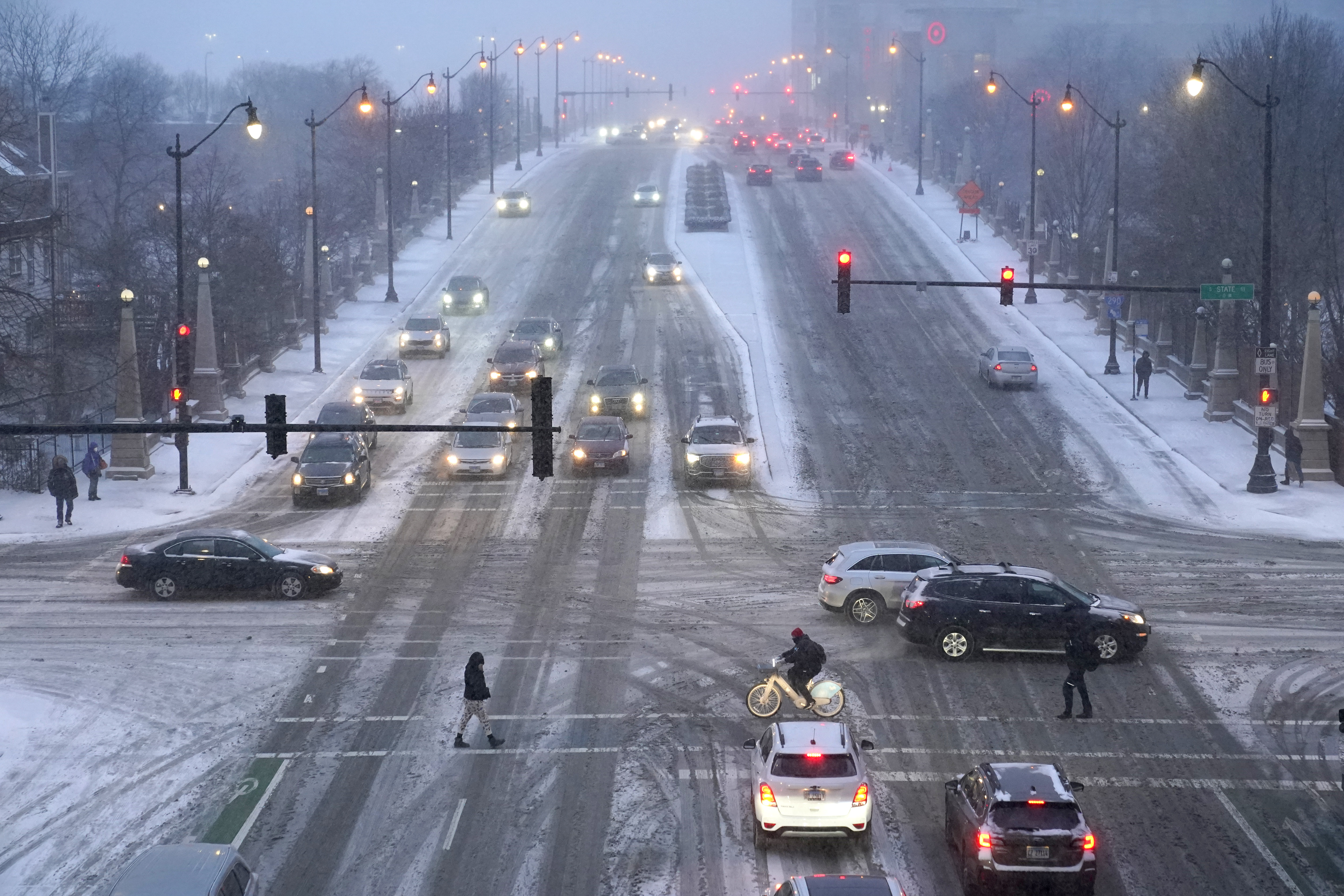 Peatones circulan por calles resbaladizas el jueves 22 de diciembre de 2022, en Chicago. (AP/Charles Rex Arbogast)