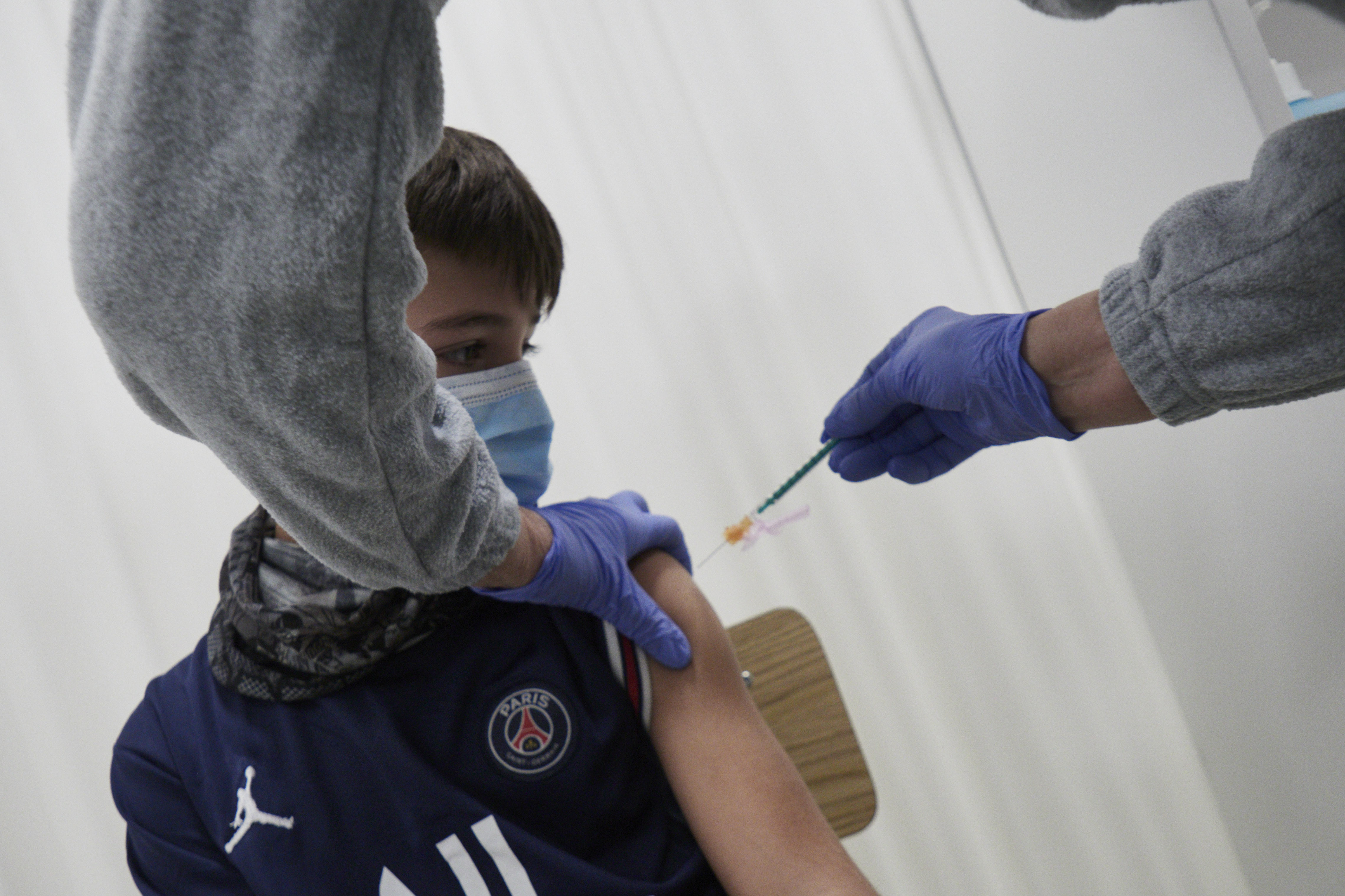Un niño es vacunado en España. (Eduardo Sanz - Europa Press)
