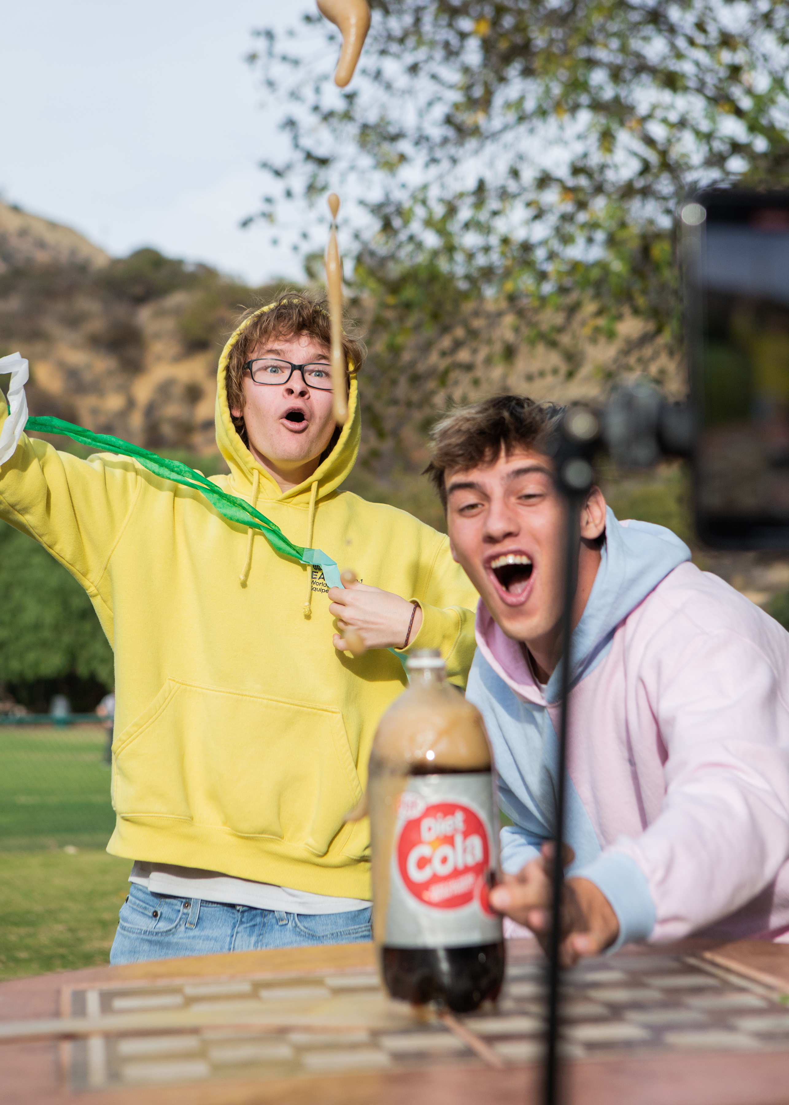 Joey Rogoff y Cam Casey, antiguos tiktokers, reaccionan mientras filman en Hollywood Lake Park de Los Angeles. La competencia de Snapchat para competir con otras redes sociales les ha hecho ganar mucho dinero (Alex Welsh/The New York Times)