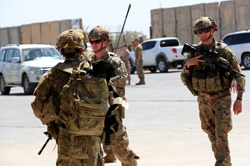 Imagen de archivo de soldados estadounidenses durante la ceremonia de traspaso de la base militar Taji, que estaba bajo control de tropas de la coalición liderada por Washington, a fuerzas de seguridad iraquíes, en el norte de Bagdad, Irak. 23 de agosto, 2020. REUTERS/Thaier Al-Sudani
