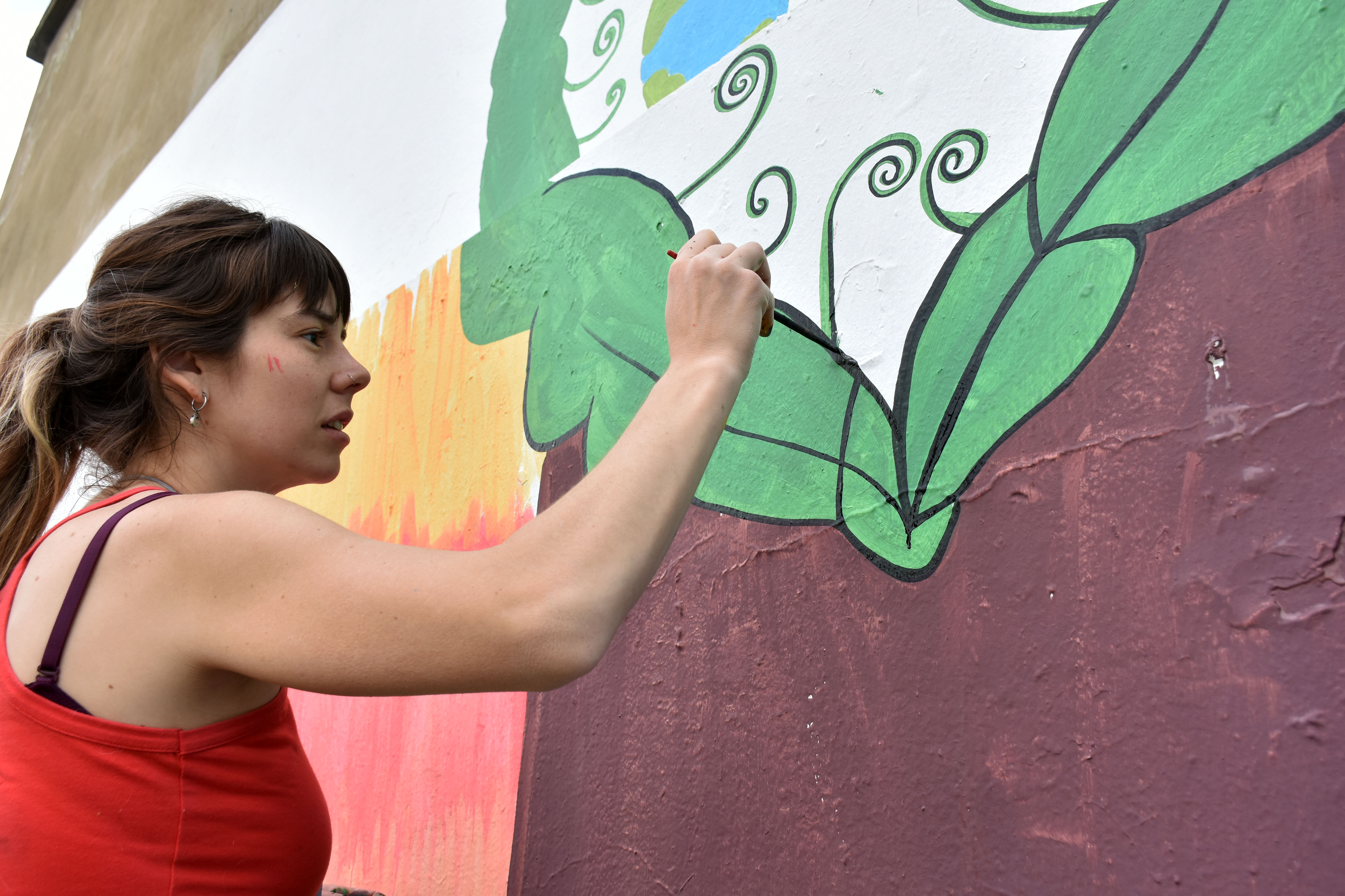 La muralista Yamila Gómez, más conocida como la Chini, se encargó de llevar la obra a una pared de siete metros de ancho por cuatro de alto. Lo hizo con mucha emoción porque se sintió identificada con el mensaje. Podría haber sido ella de niña. Priscila está contenta con la versión de la artista porque los colores eran similares a los suyos.