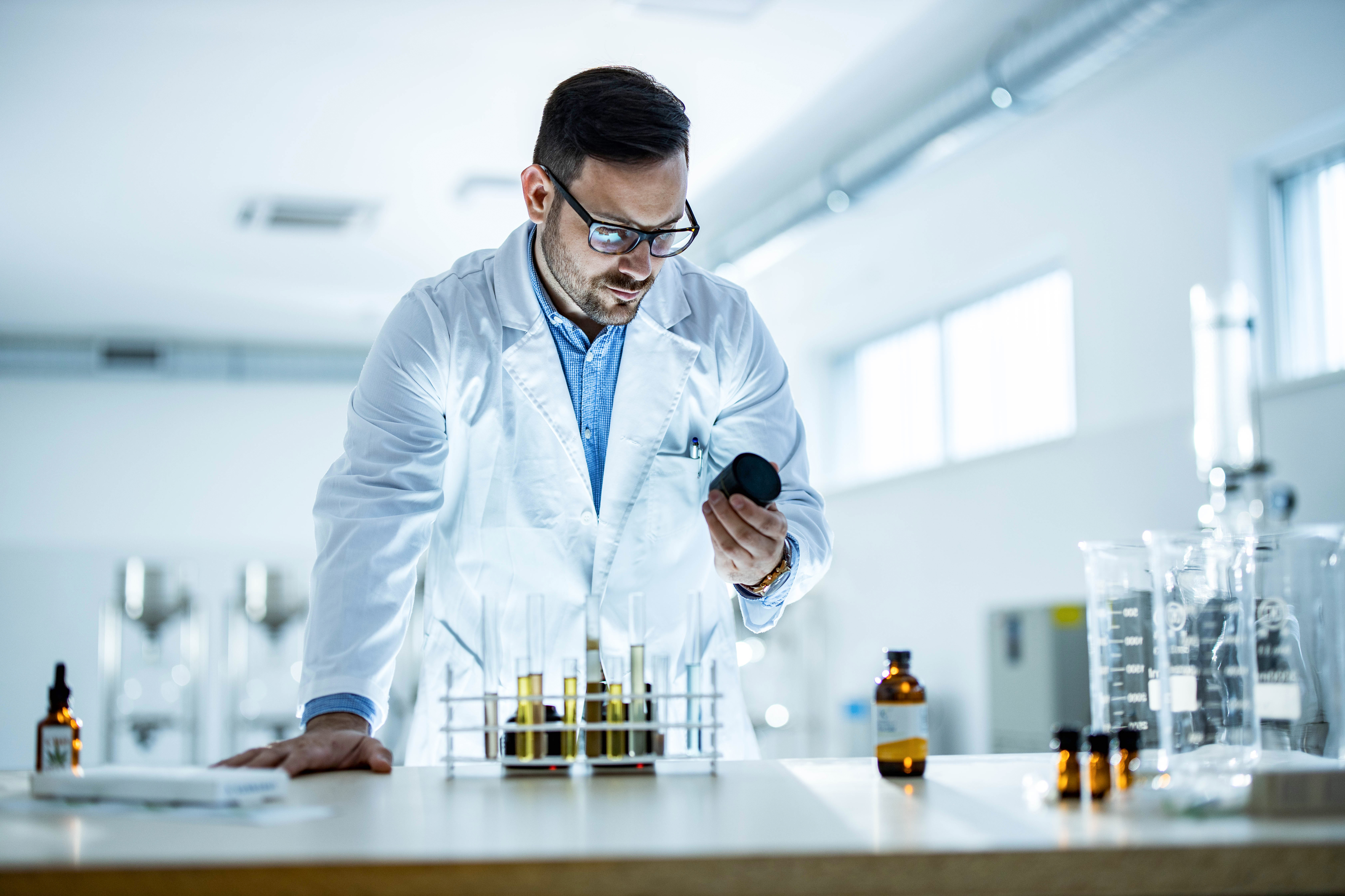 El consenso profesional para los tratamientos médicos con CBD establece que el aceite debe ser industrializado, estandarizado y realizado con buenas prácticas de manufactura. Sucede lo mismo en el cuidado de la piel