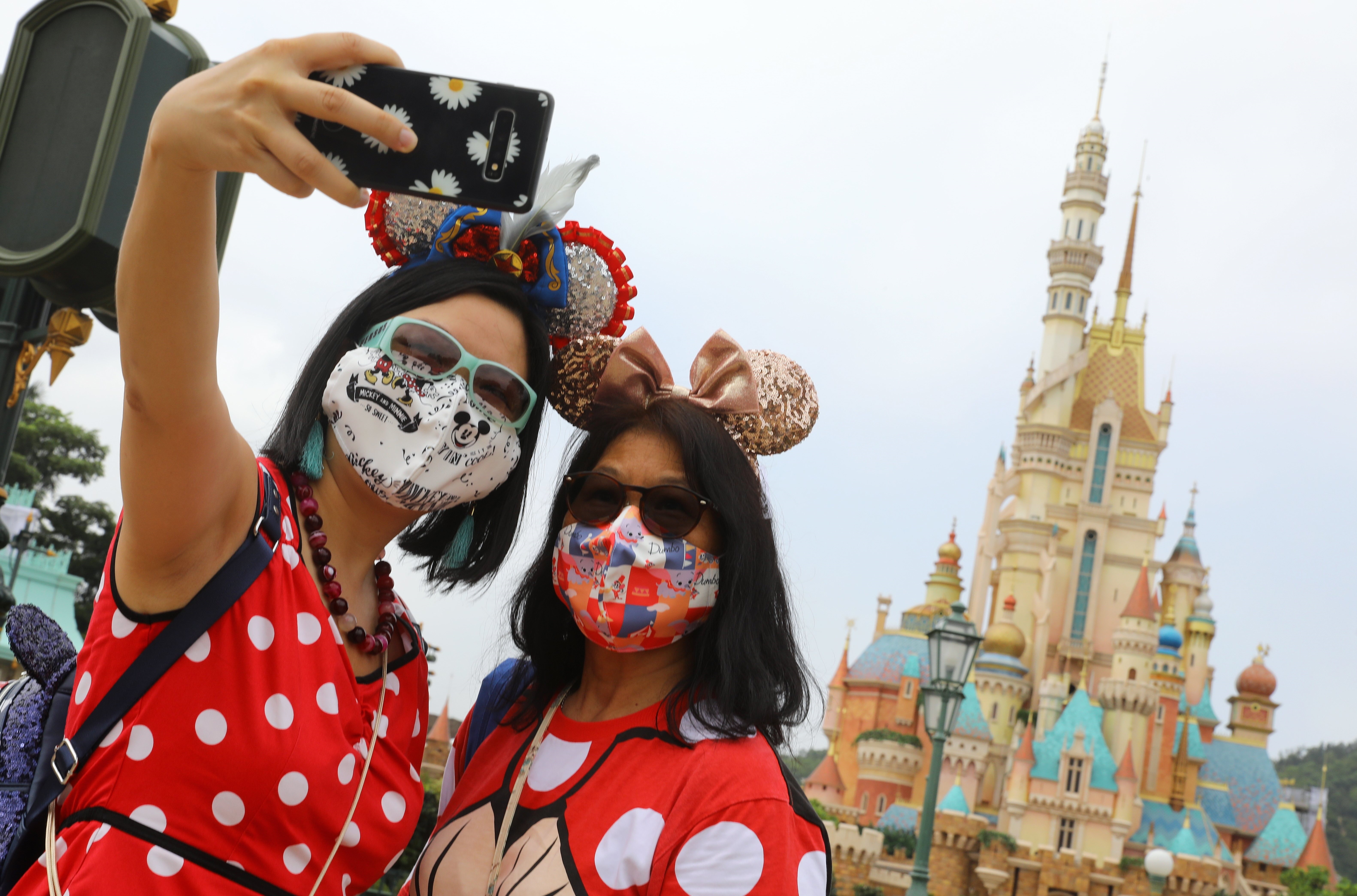 28/09/2020 Las instlaciones de Disneyland en Hong Kong han reabierto sus puertas dos meses después de permanecer cerradas por culpa del coronavirus..


DICKSON LEE / ZUMA PRESS / CONTACTOPHOTO
