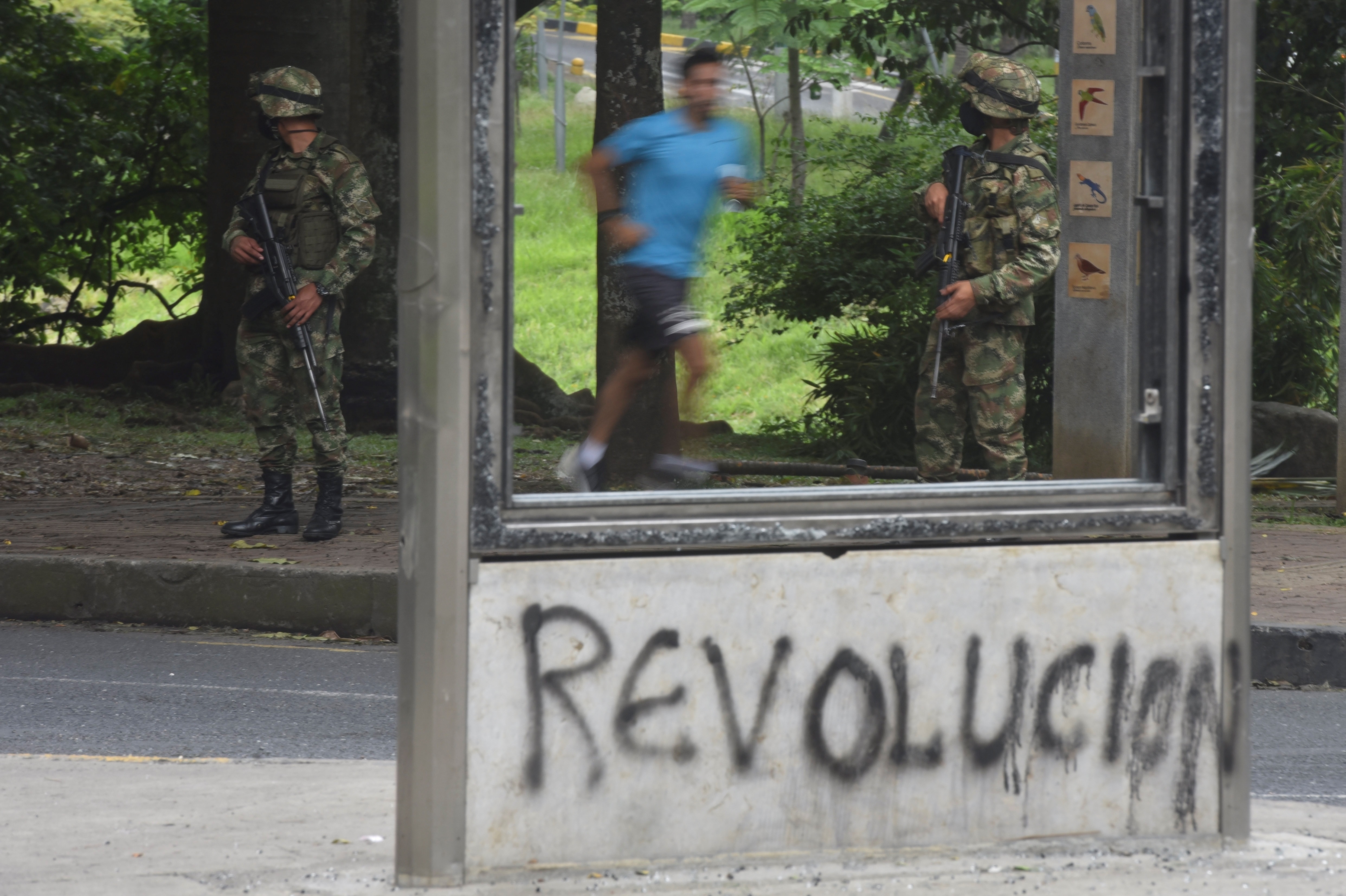Soldados custodian las calles de Cali, Colombia, luego que el presidente Iván Duque ordenara más presencia militar por los hechos de violencia presentados durante protestas por el Paro Nacional. EFE/ Ernesto Guzmán Jr

