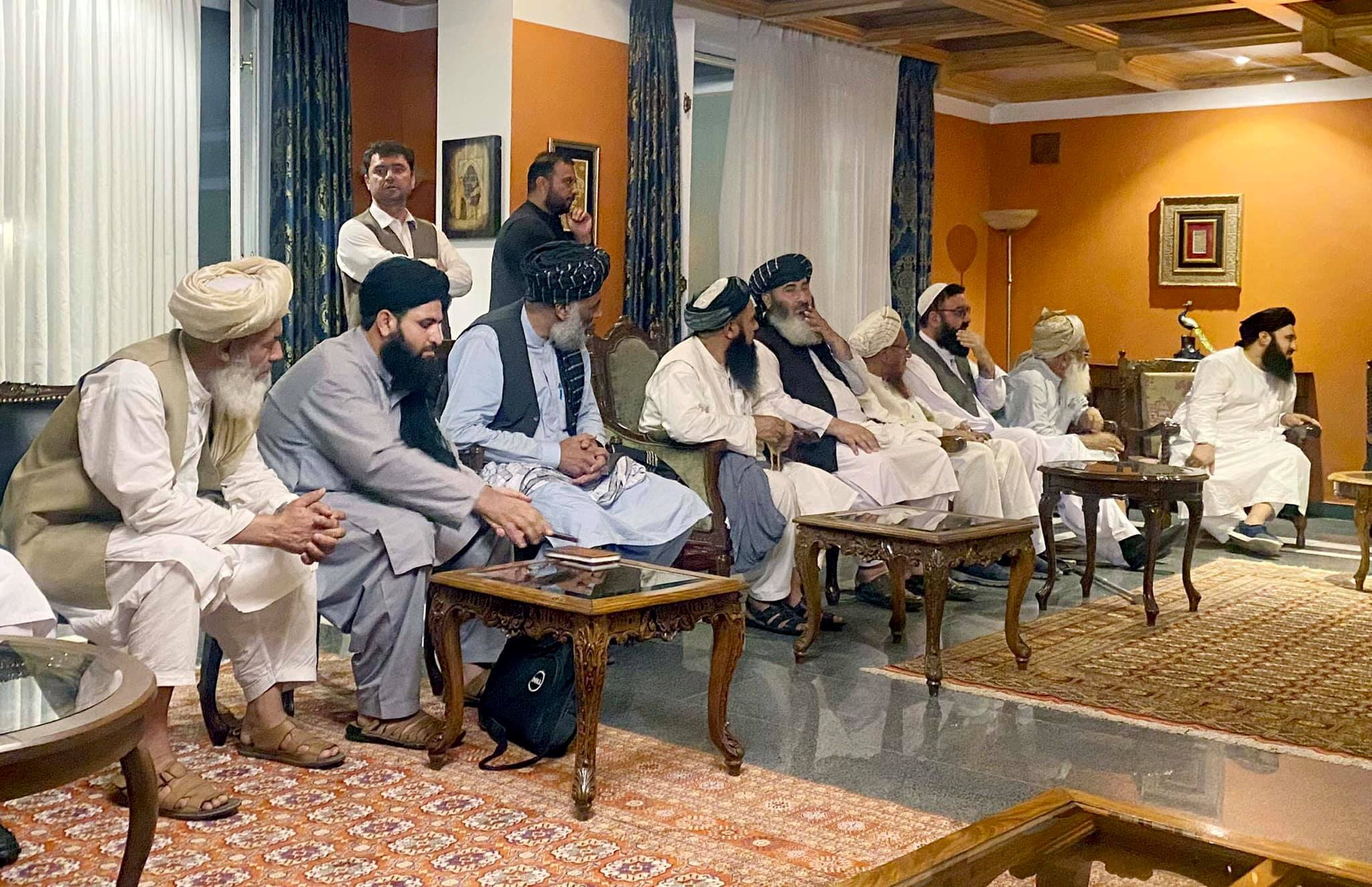 Miembros de la delegación talibán participan en una reunión con el ex presidente afgano Hamid Karzai (Reuters)