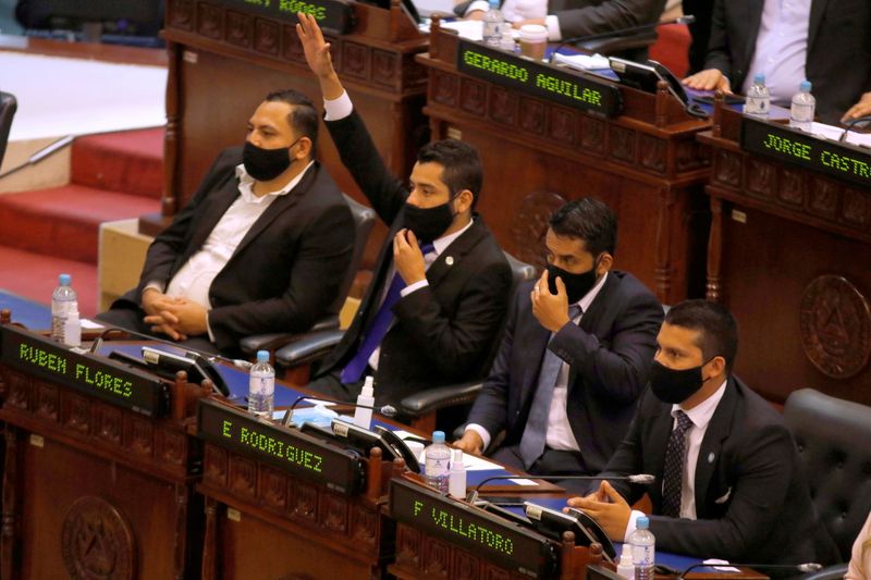 Un legislador vota a favor de la remoción de los magistrados de la Corte Suprema de Justicia en el congreso salvadoreño, San Salvador. 1 de mayo de 2021. REUTERS / José Cabezas