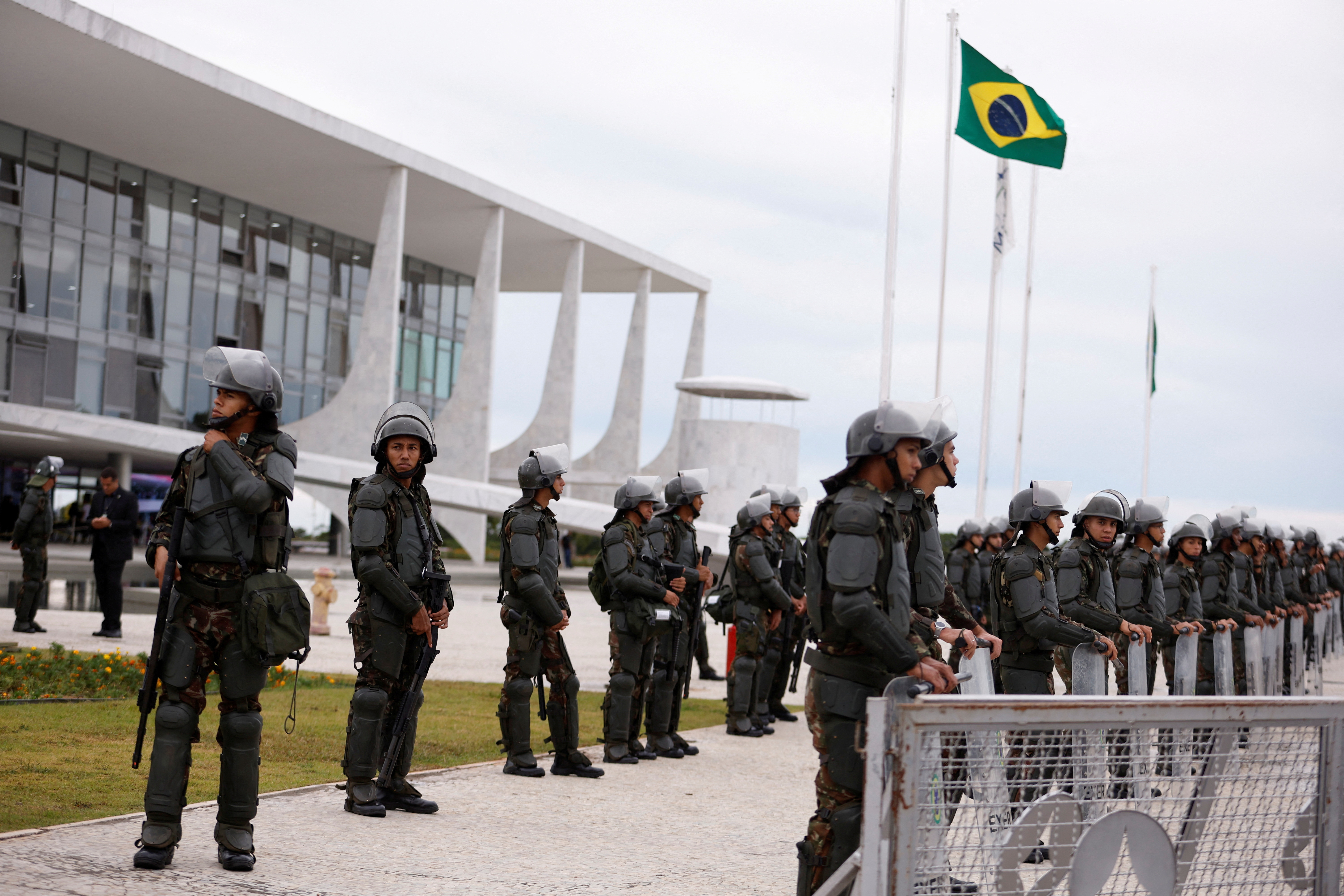 Army officers stand guard in front of the Planalto Palace, in Brasilia, Brazil, January 11, 2023 (REUTERS/Amanda Perobelli)