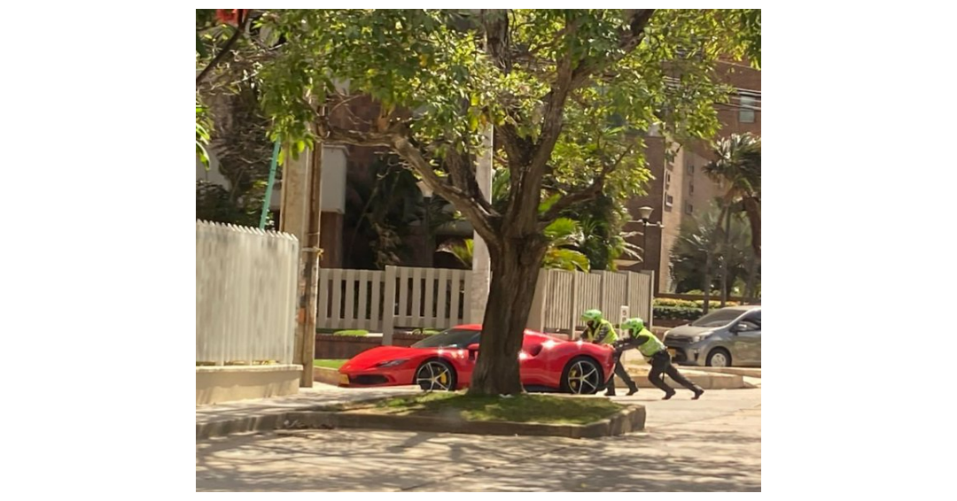 Eso Con Un Twingo No Pasa Policías Tuvieron Que Empujar Un Ferrari En