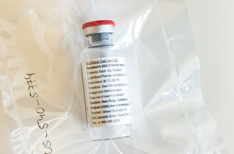  Una ampolla del medicamento contra el ébola Remdesivir durante una conferencia de prensa en el Hospital Universitario Eppendorf (UKE) en Hamburgo (Reuters)
