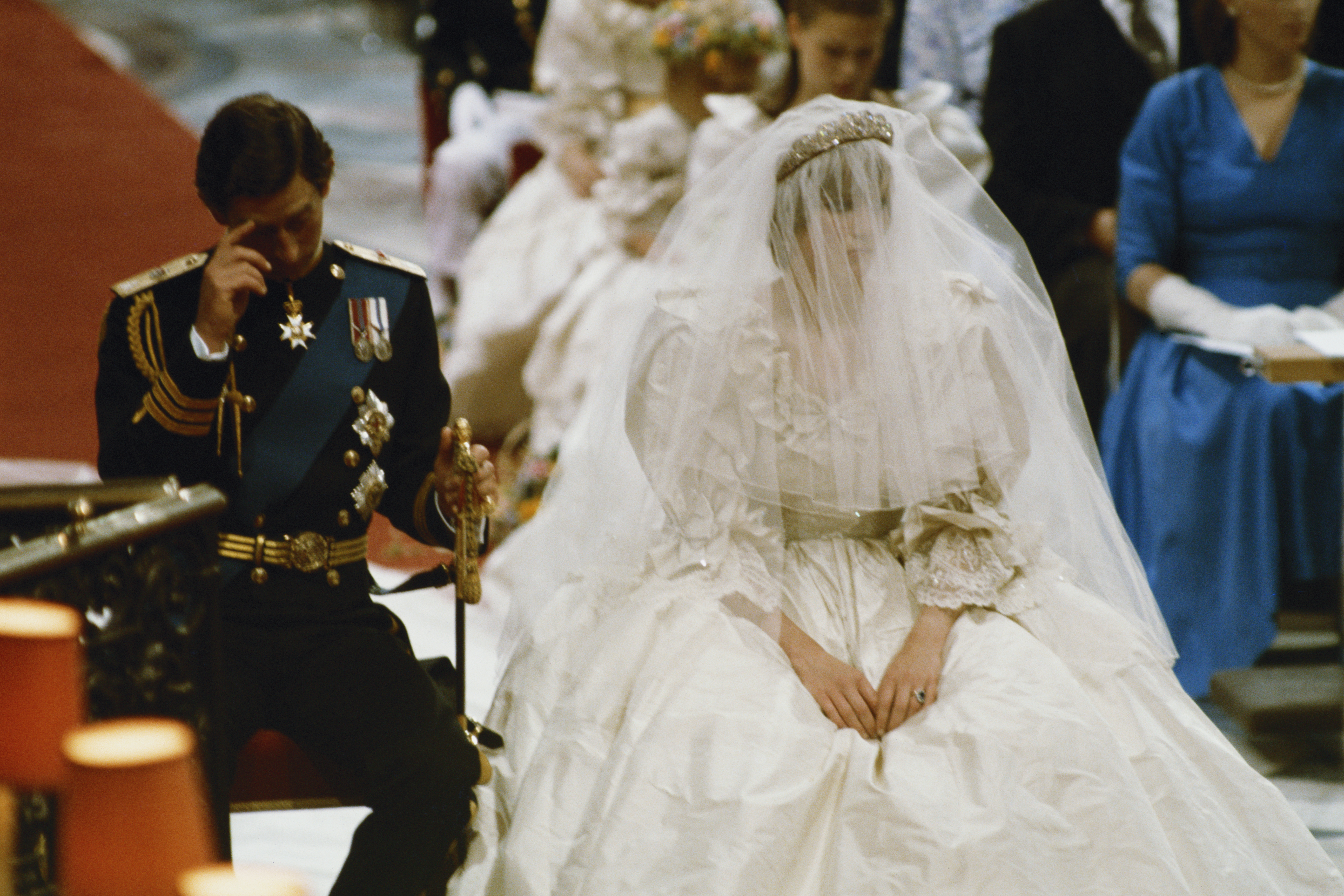 Lady Di y el Príncipe Carlos en su casamiento, que se llevó a cabo según el protocolo. (Fox Photos/Hulton Archive/Getty Images)