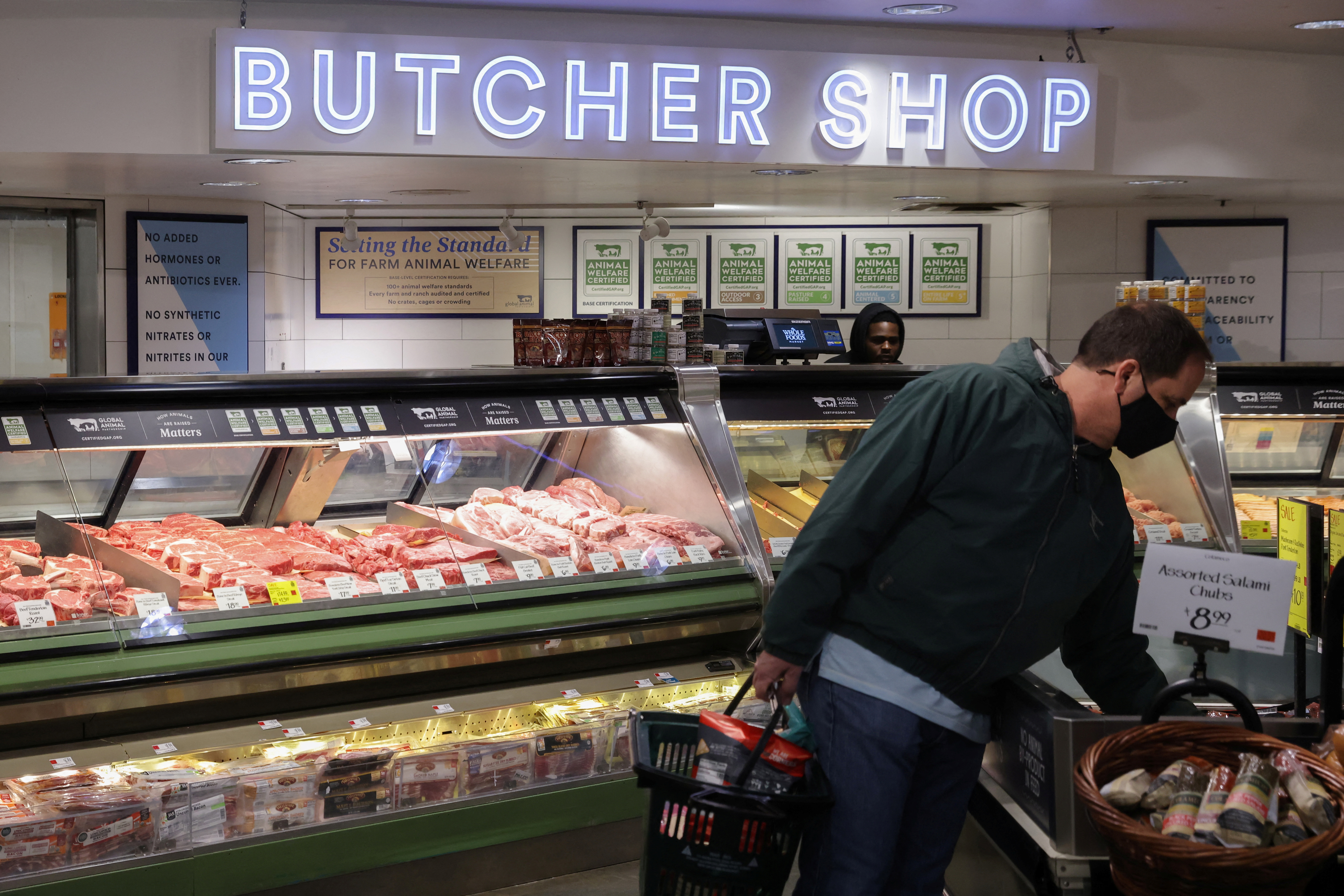 Una persona compra en una carnicería en Manhattan, Nueva York, Estados Unidos, el 29 de marzo de 2022. REUTERS/Andrew Kelly