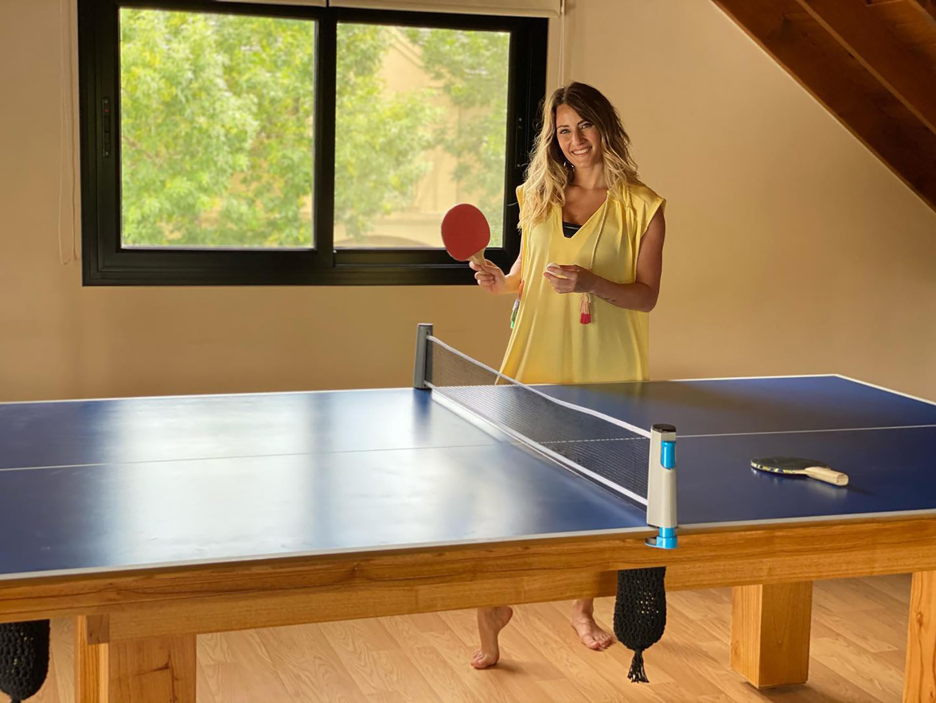 La mesa de pool también se transforma en una de ping pong (@micaviciconte)