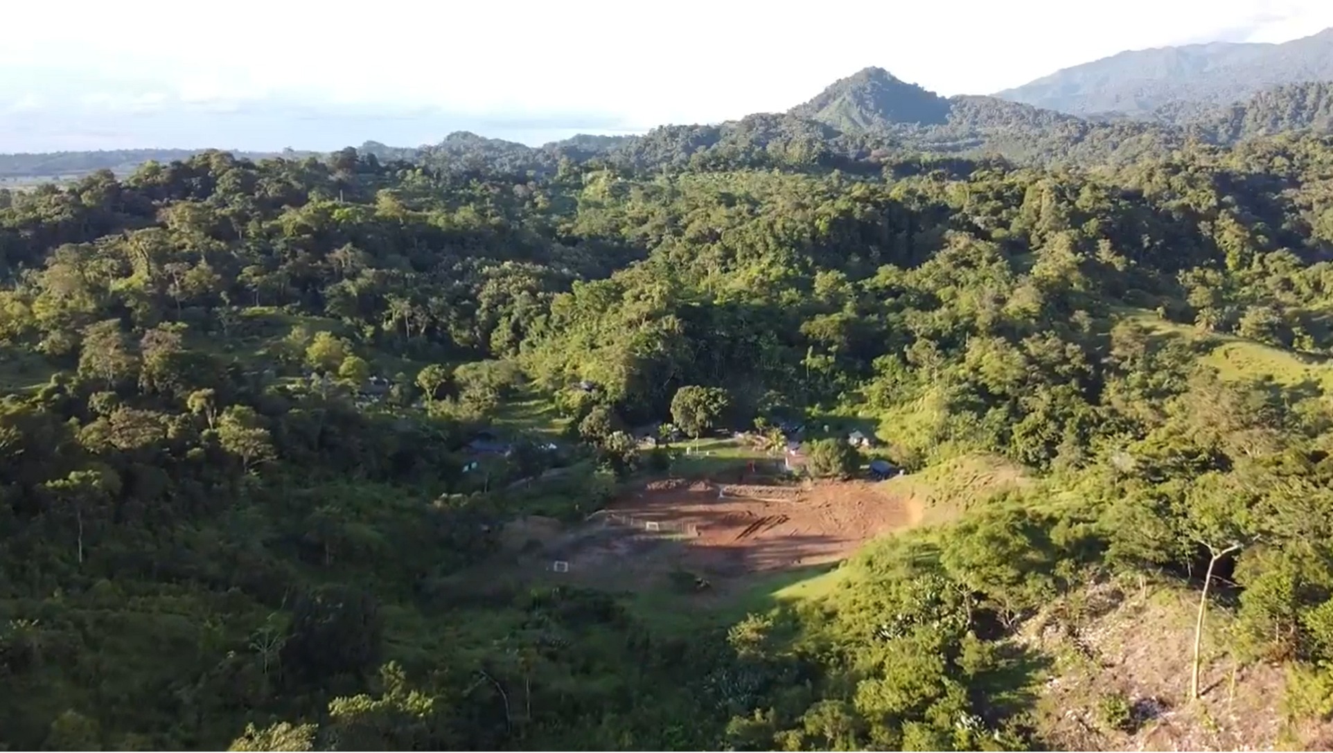 Excombatientes de las FARC reciben más de 100 hectáreas para proyectos productivos y de vivienda en Antioquia