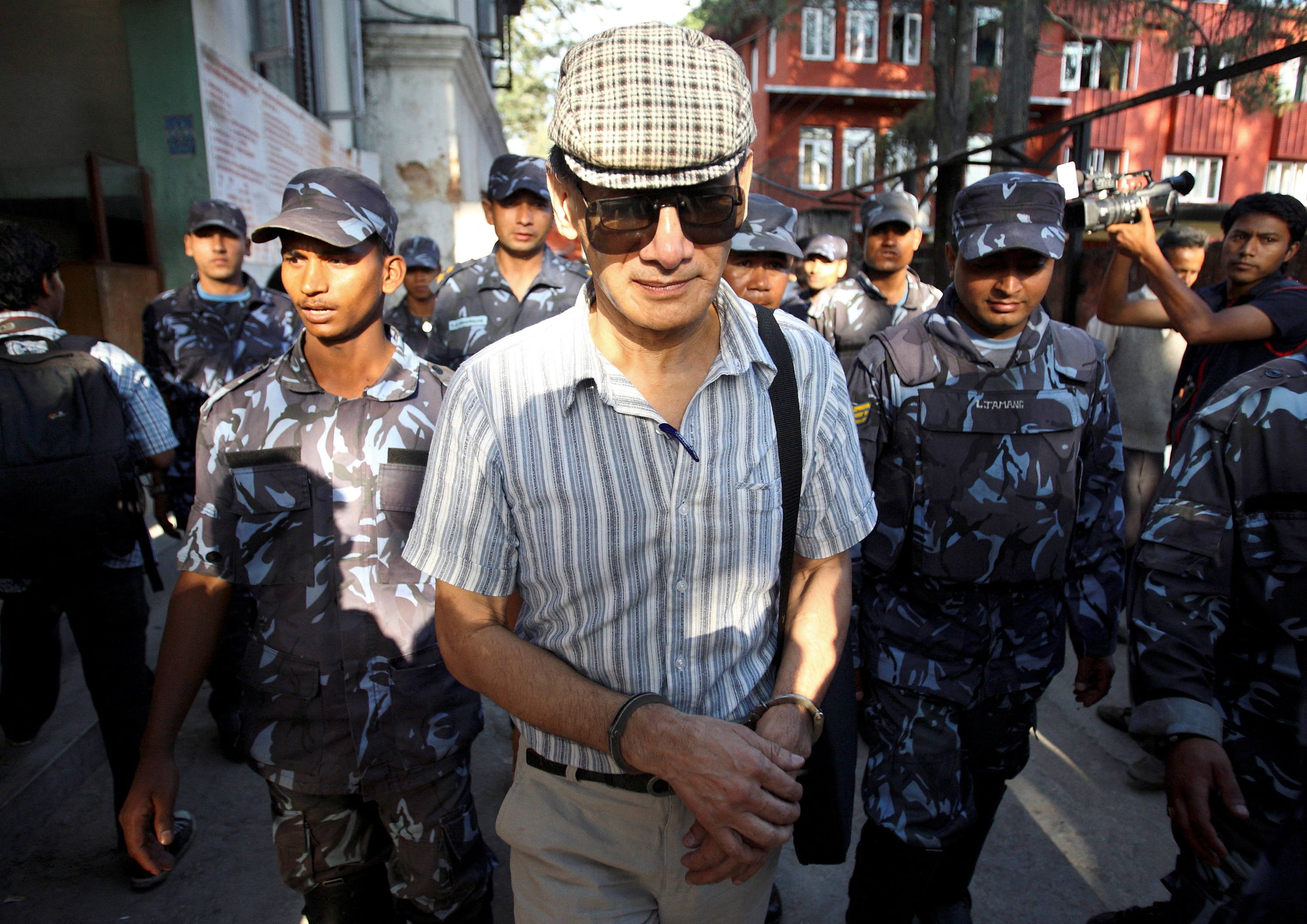 Charles Sobhraj abandona el tribunal del distrito de Katmandú tras su vista en Katmandú el 31 de mayo de 2011. REUTERS/Navesh Chitrakar/Archivo