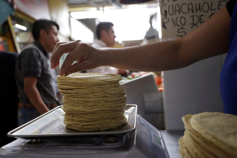 Las Secretarías de Economía y Agricultura rechazaron aumento en precios de la tortilla (Foto: Reuters / Daniel Becerril)