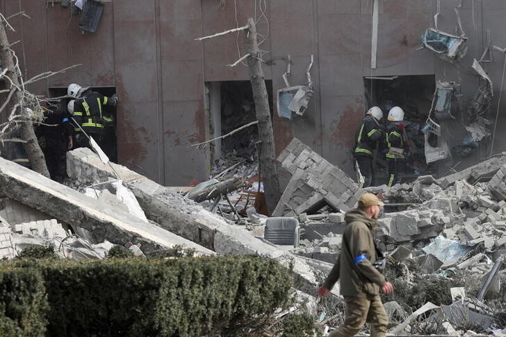 Foto del martes de trabajadores de rescate en un edificio gubernamental destruido tras un ataque ruso en Mykolaiv
Mar 29, 2022. REUTERS/Nacho Doce