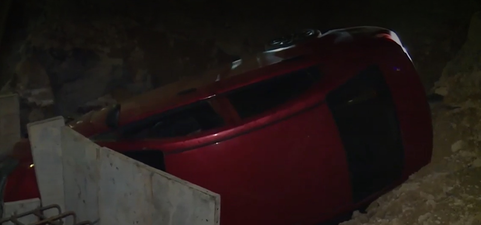 Conductor cayó en un gigantesco hueco en Bogotá: dejó el carro “tirado”