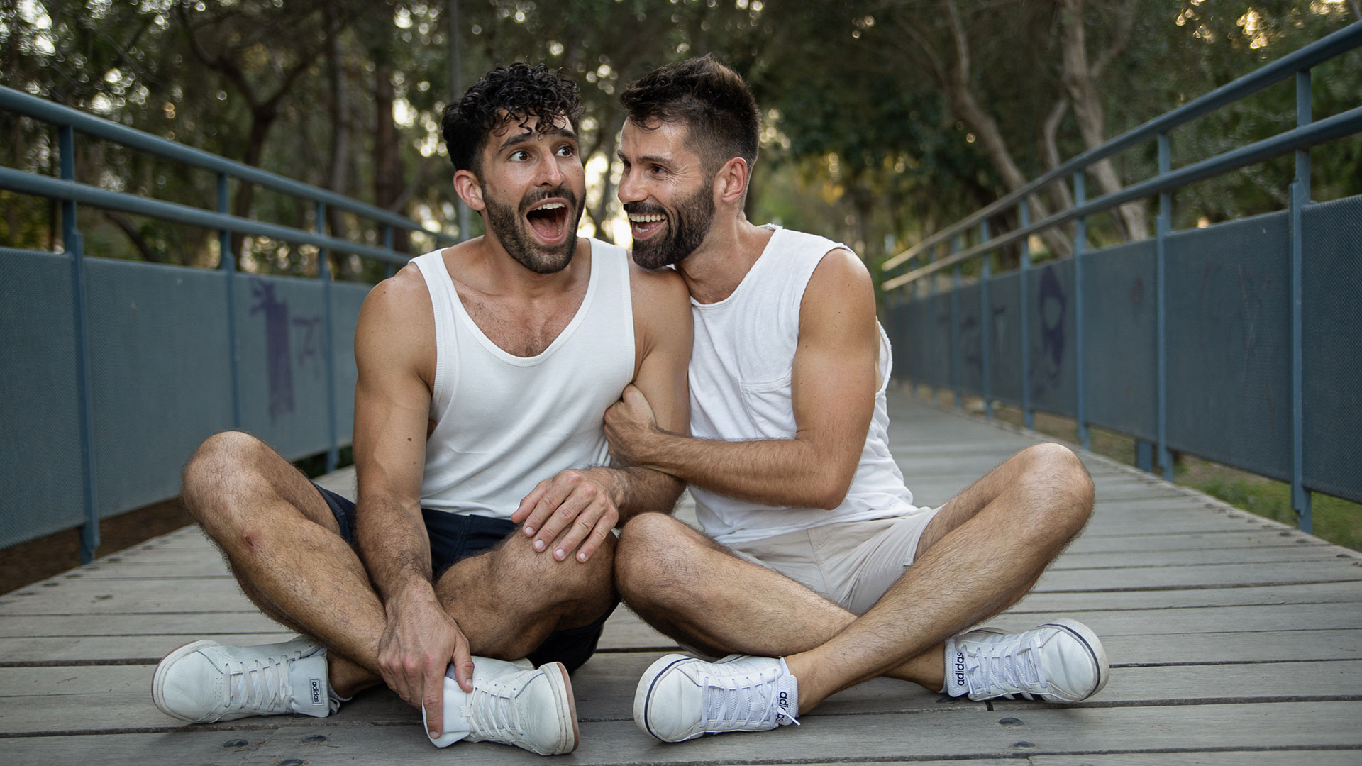 La pareja gay que dejó todo para recorrer el mundo y ser influencers del  turismo LGBT+ - Infobae