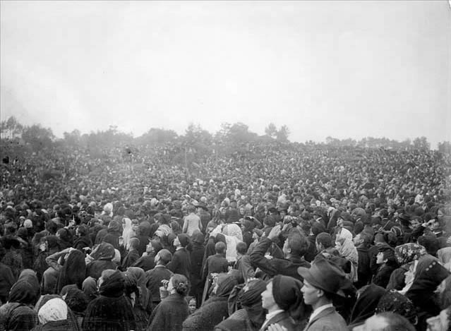Fotografía del 13 de octubre de 1917, durante el llamado "milagro del sol". Miles de personas vieron al sol "danzar", girar hacia la Tierra o emitir luz multicolor y colores radiantes