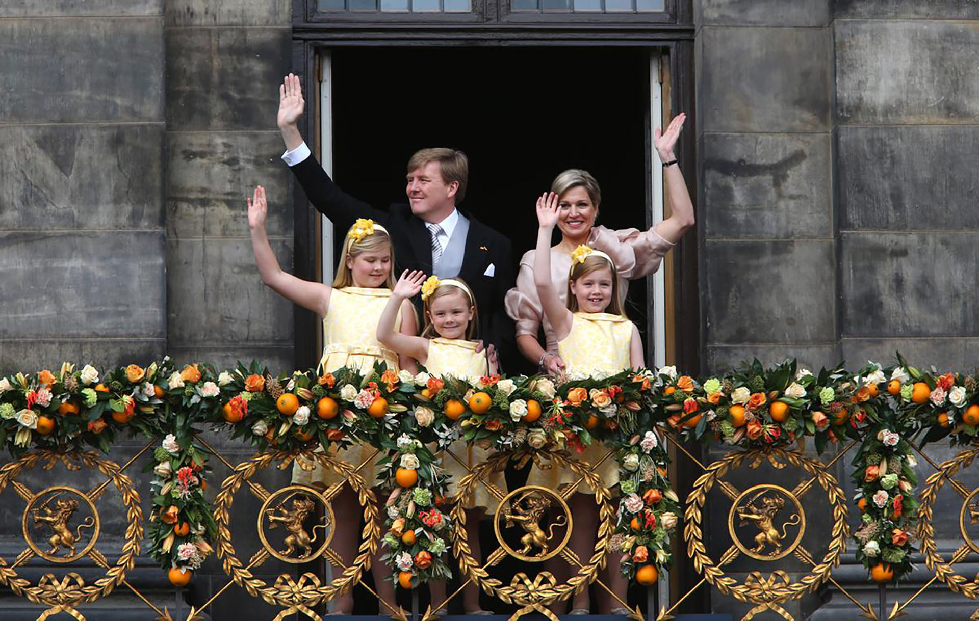 Los reyes de los Países Bajos saludando desde el balcón, en 2013, hace casi ya 10 años (AP Photo/Dusan Vranic)