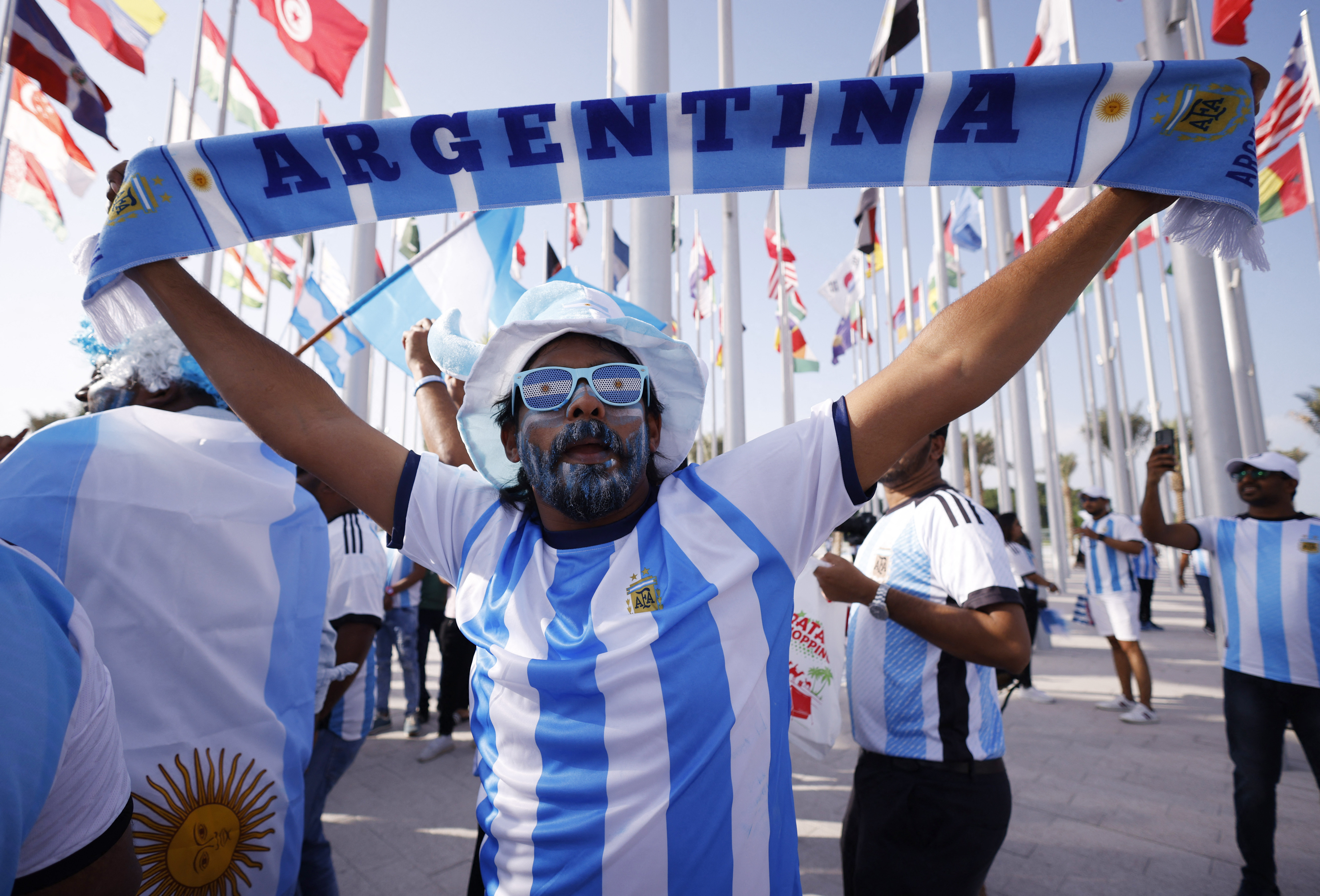 Las estimaciones oficiales indican que cerca de 40.000 argentinos viajarán al Mundial de Qatar 2022. (REUTERS/John Sibley)