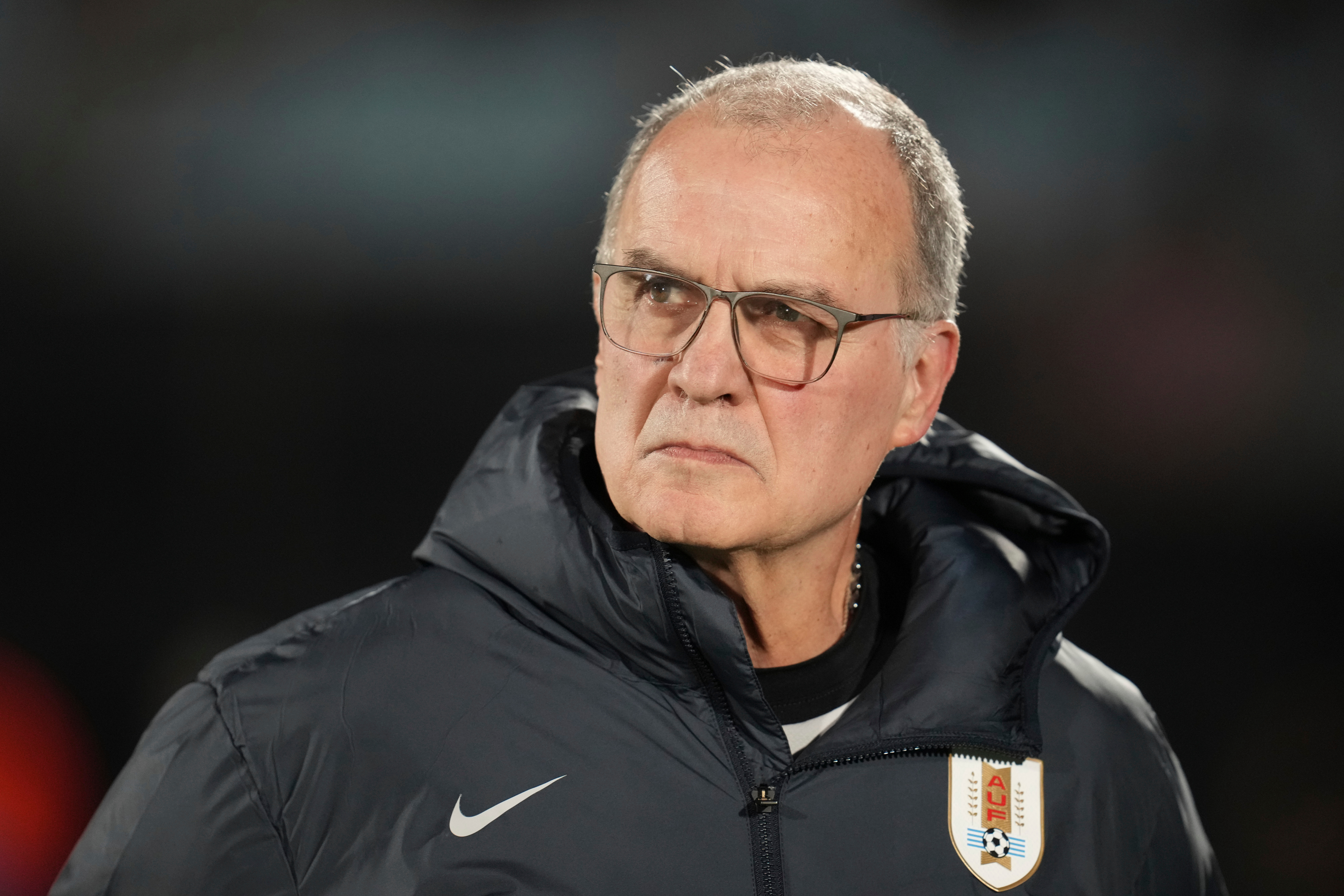 Otro esc&aacute;ndalo en Uruguay con Marcelo Bielsa tras la lesi&oacute;n de Ronald Araujo a d&iacute;as del Mundial: "Son cosas que no deben pasar"