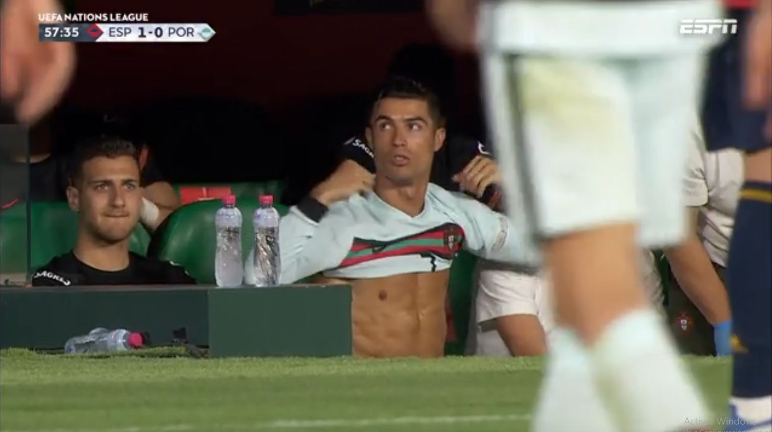 Cristiano Ronaldo pronto para entrar nos campos de jogo.