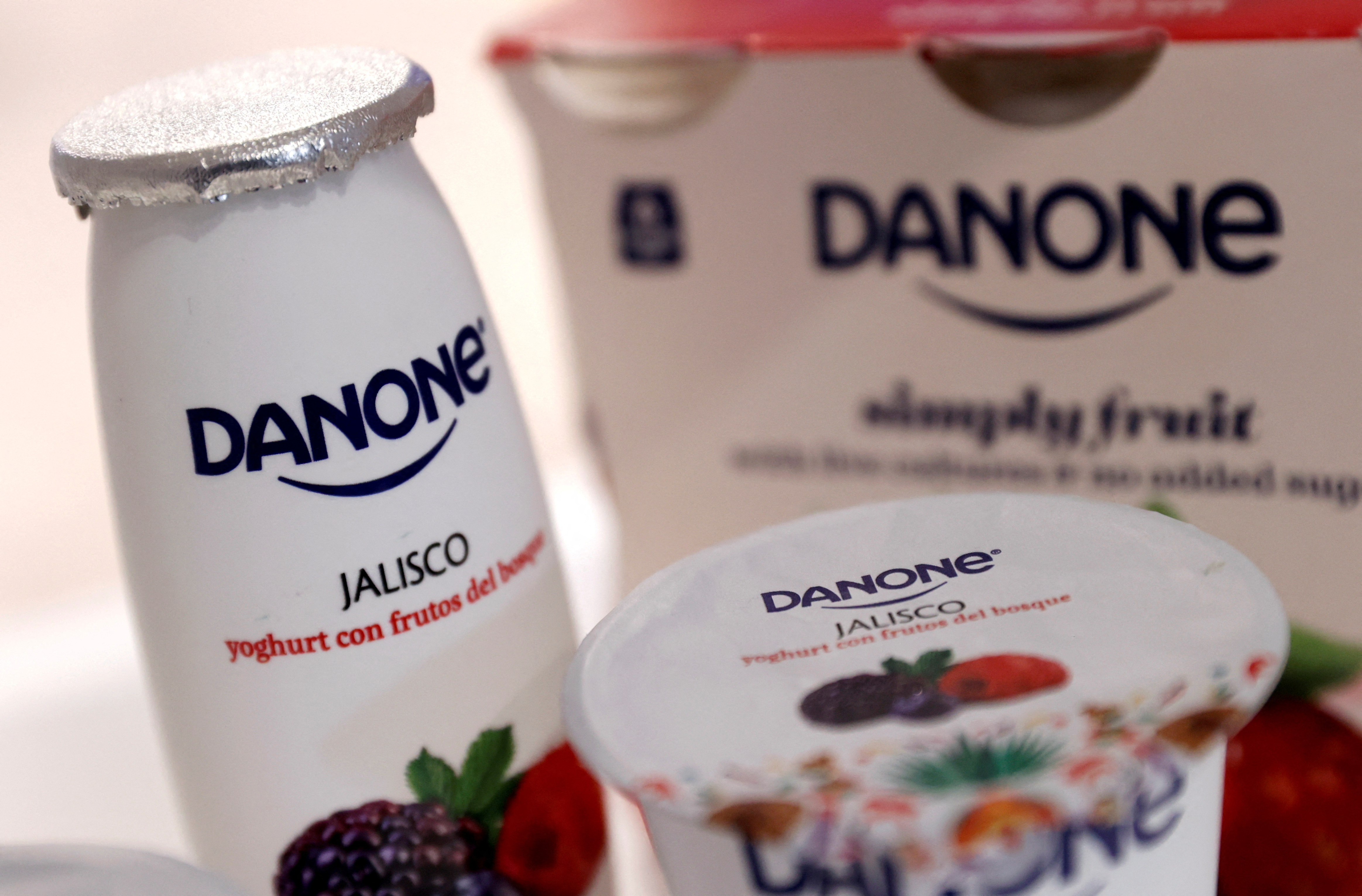 Productos de Danone expuestos antes de la presentación de resultados anuales de 2019 del grupo alimentario francés en París, Francia, el 26 de febrero de 2020. REUTERS/Christian Hartmann/Archivos