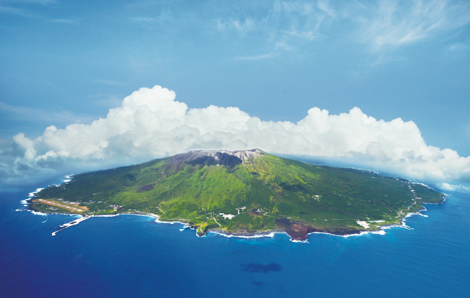 Turismo extremo: así es Miyakejima, la isla japonesa con playas negras y uso obligatorio de máscaras de gas