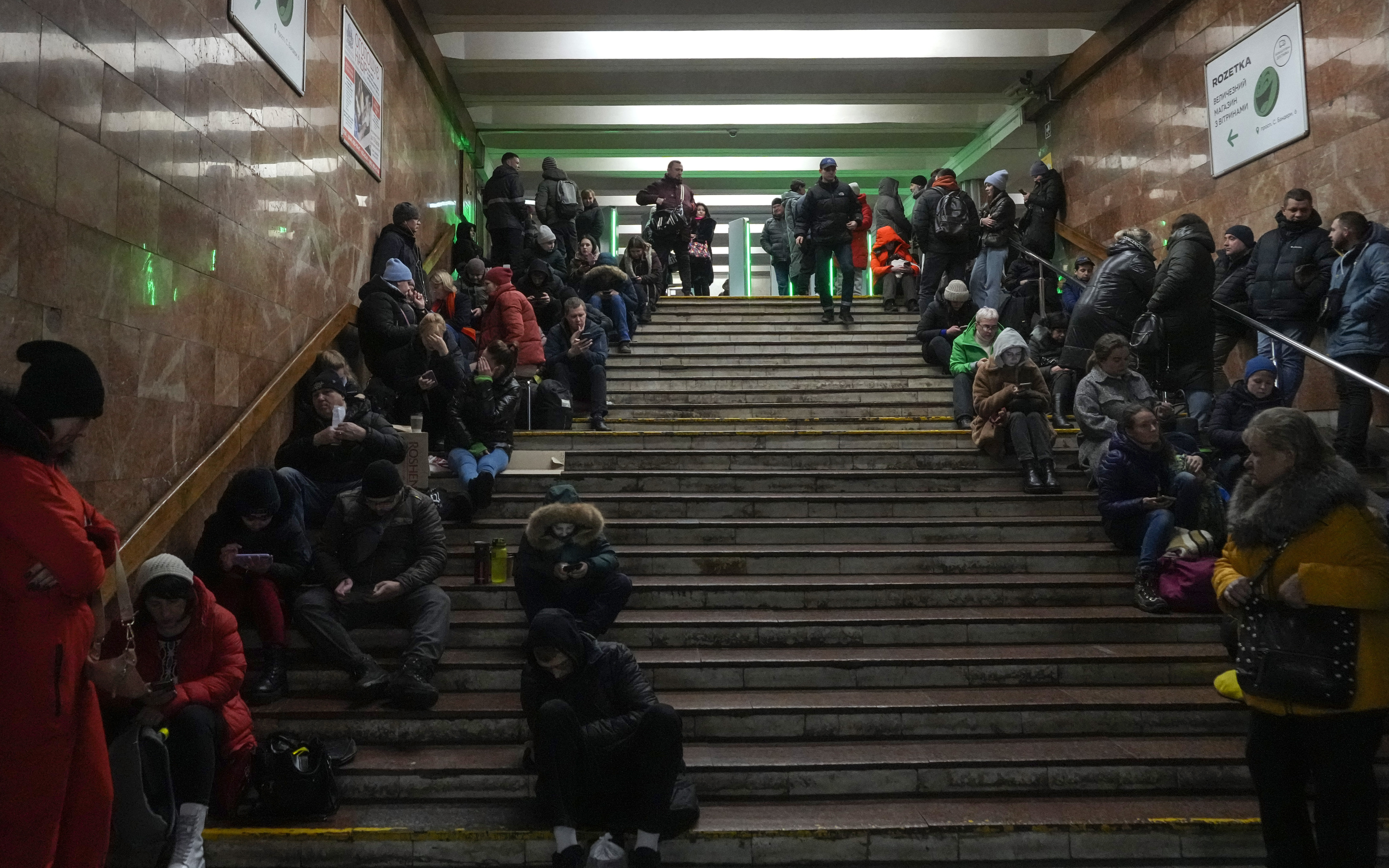 Residentes se refugian en una estación de metro, durante un ataque con proyectiles en Kiev, Ucrania