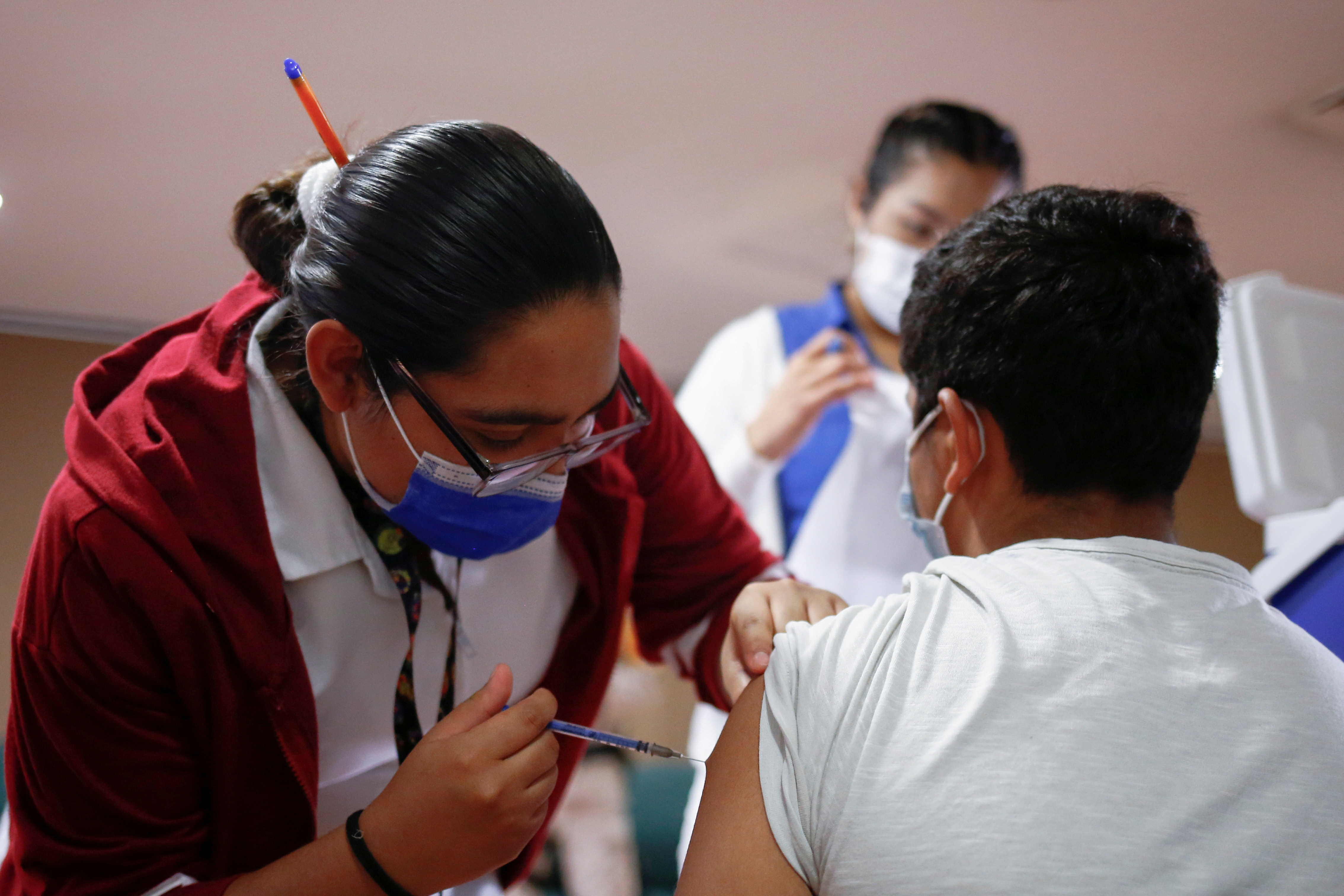 Un niño recibe una dosis de la vacuna contra la enfermedad por coronavirus de Pfizer-BioNTech (Foto: Reuters)
