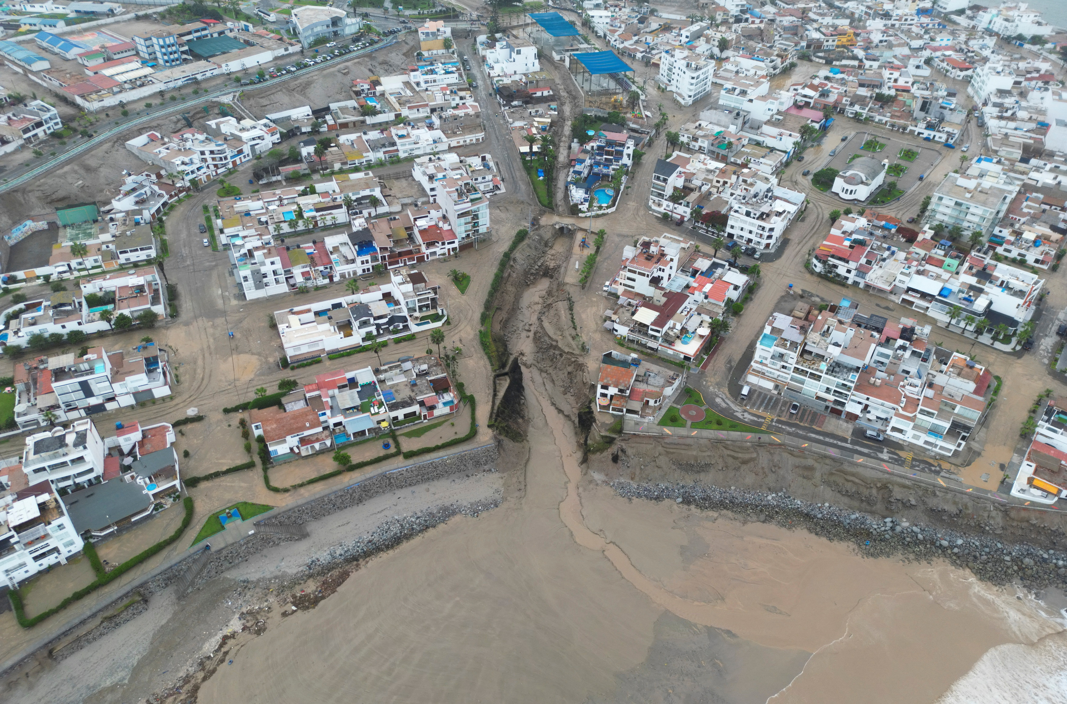 A mudslide triggered by Cyclone Yaku covers the streets of the seaside resort of Punta Hermosa, on the outskirts of Lima, in Peru March 15, 2023. REUTERS/Sebastian Castaneda