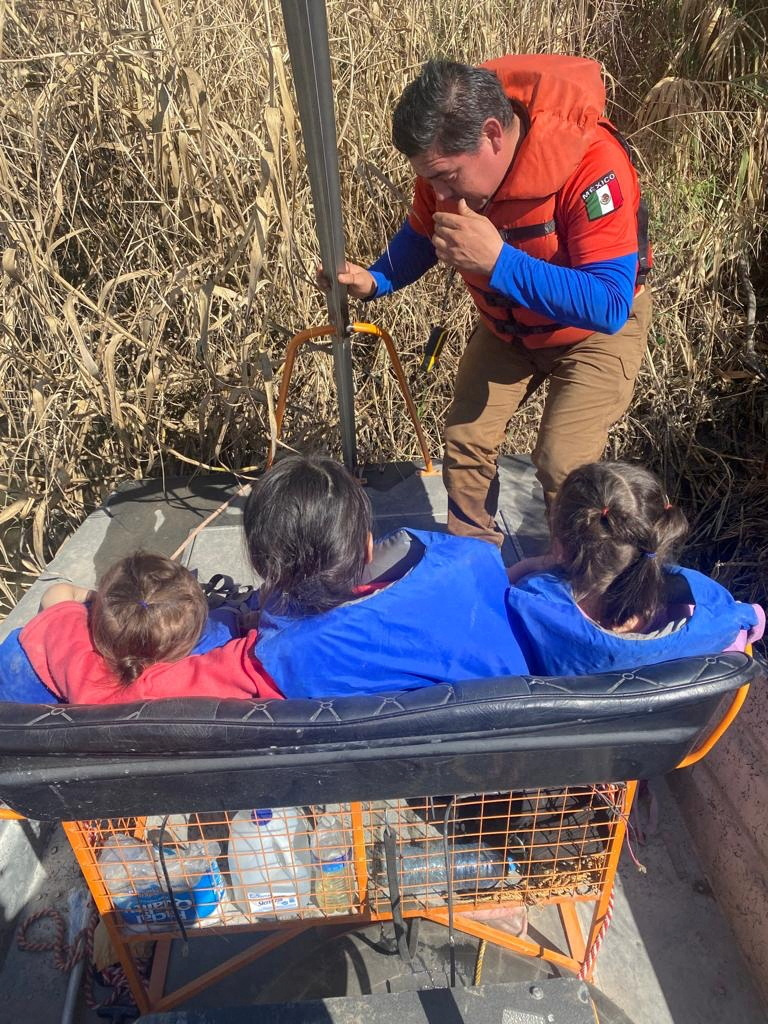Un agente de Grupo Beta rescató a tres menores salvadoreñas que fueron encontrados solos en un islote en el Río Bravo, en Piedras Negras, México. 
(REUTERS THIS IMAGE HAS BEEN SUPPLIED BY A THIRD PARTY. NO RESALES. NO ARCHIVES)