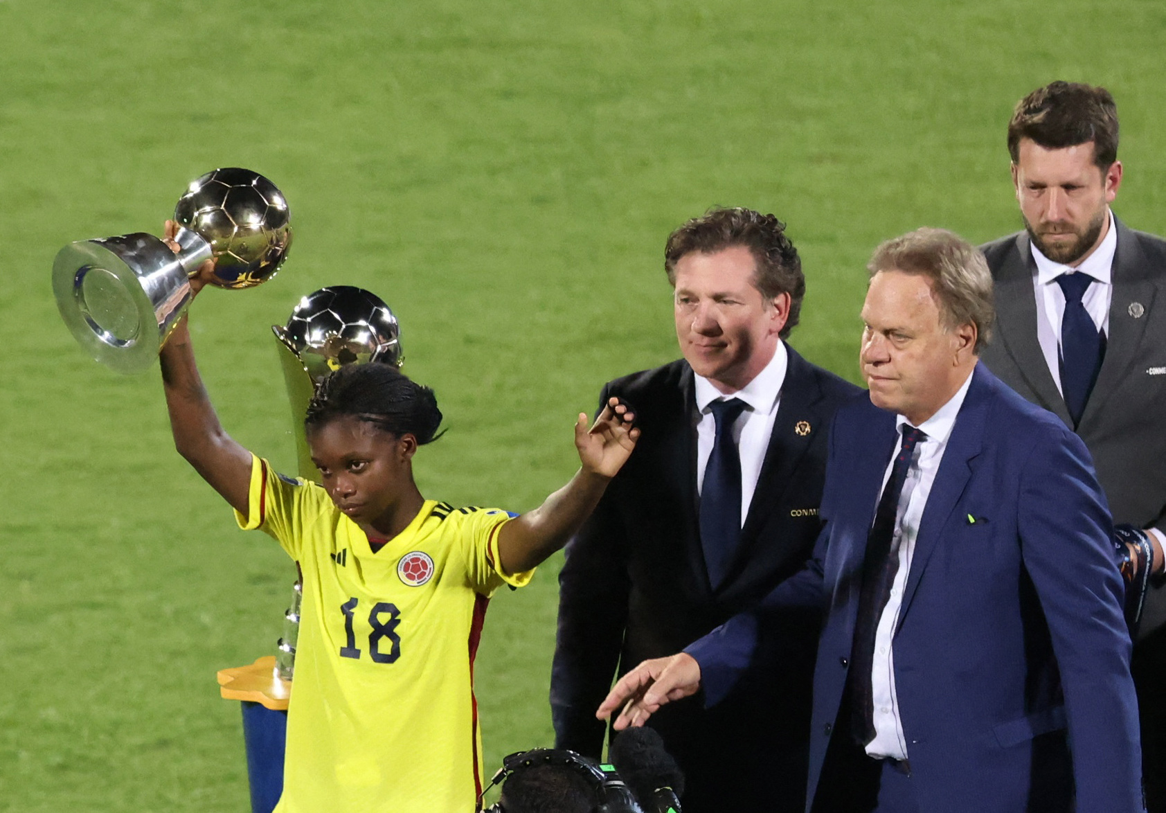 Soccer Football - Women's Copa America - Final - Colombia v Brazil - Estadio Alfonso Lopez, Bucaramanga, Colombia - July 30, 2022 Colombia's Linda Caicedo poses with the player of the tournament trophy alongside CONMEBOL president Alejandro Dominguez REUTERS/Luisa Gonzalez