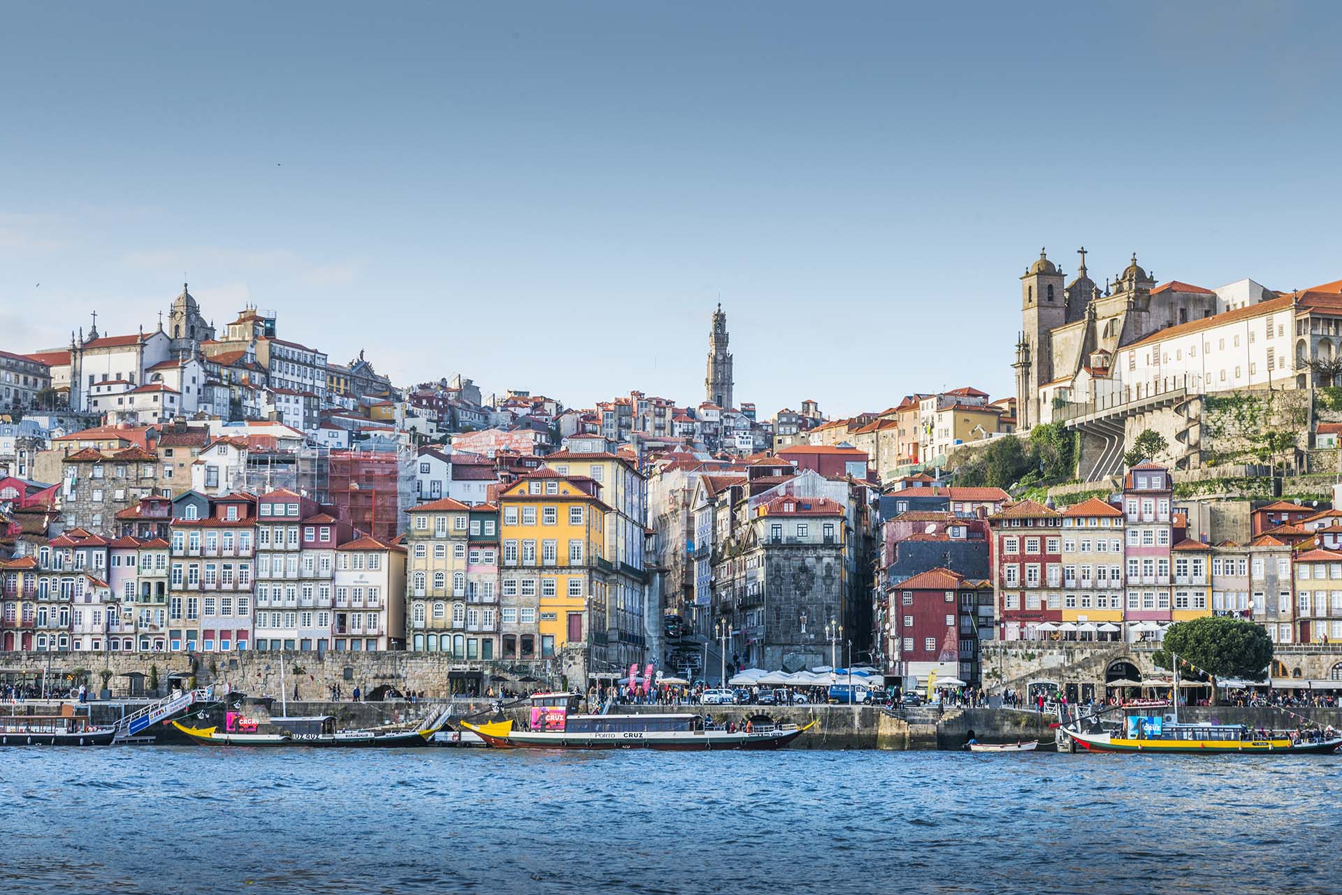 Oporto es una ciudad costera en el noroeste de Portugal, la segunda más grande del país, y conocida por sus imponentes puentes y la producción del oporto, bebida que le ha dado su nombre (Getty Images)