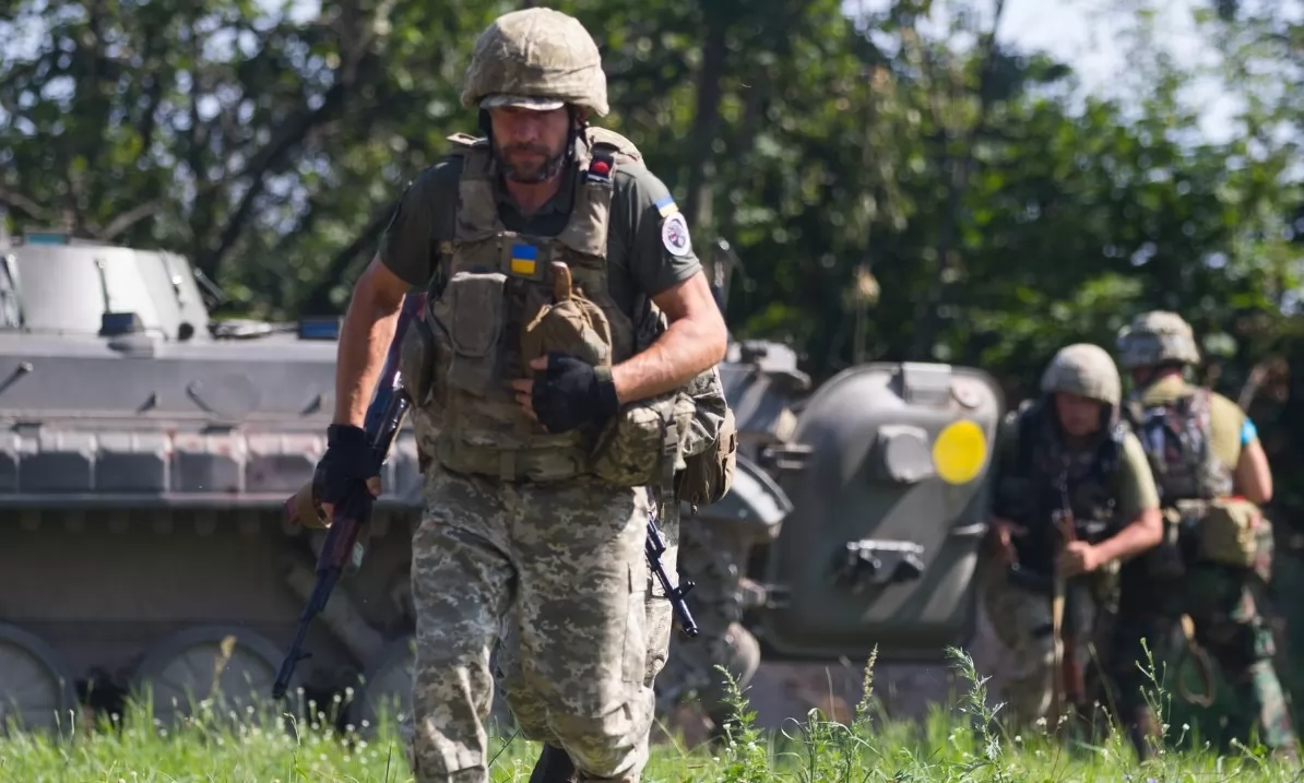 Las tropas ucranianas mantienen aislados a miles de soldados rusos en la ciudad de Lyman, en la ofensiva por la que ya reconquistaron buena parte del territorio del este tomado por las tropas del Kremlin. (Kyiv Int.)