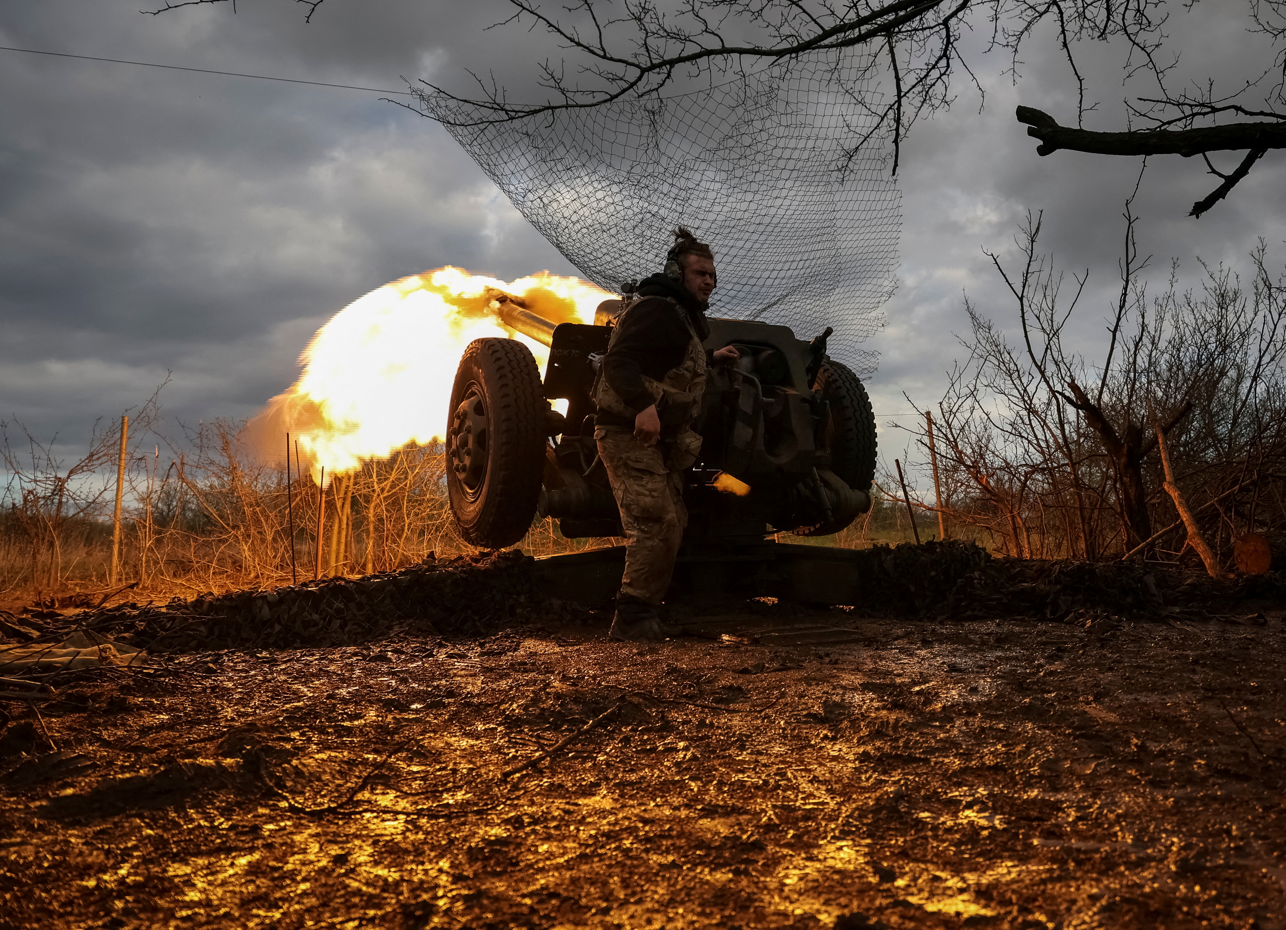 FOTO DE ARCHIVO: Miembros del servicio ucraniano de una tercera brigada de asalto separada de las Fuerzas Armadas de Ucrania disparan un obús D30  (REUTERS/Sofiia Gatilova/File Photo)