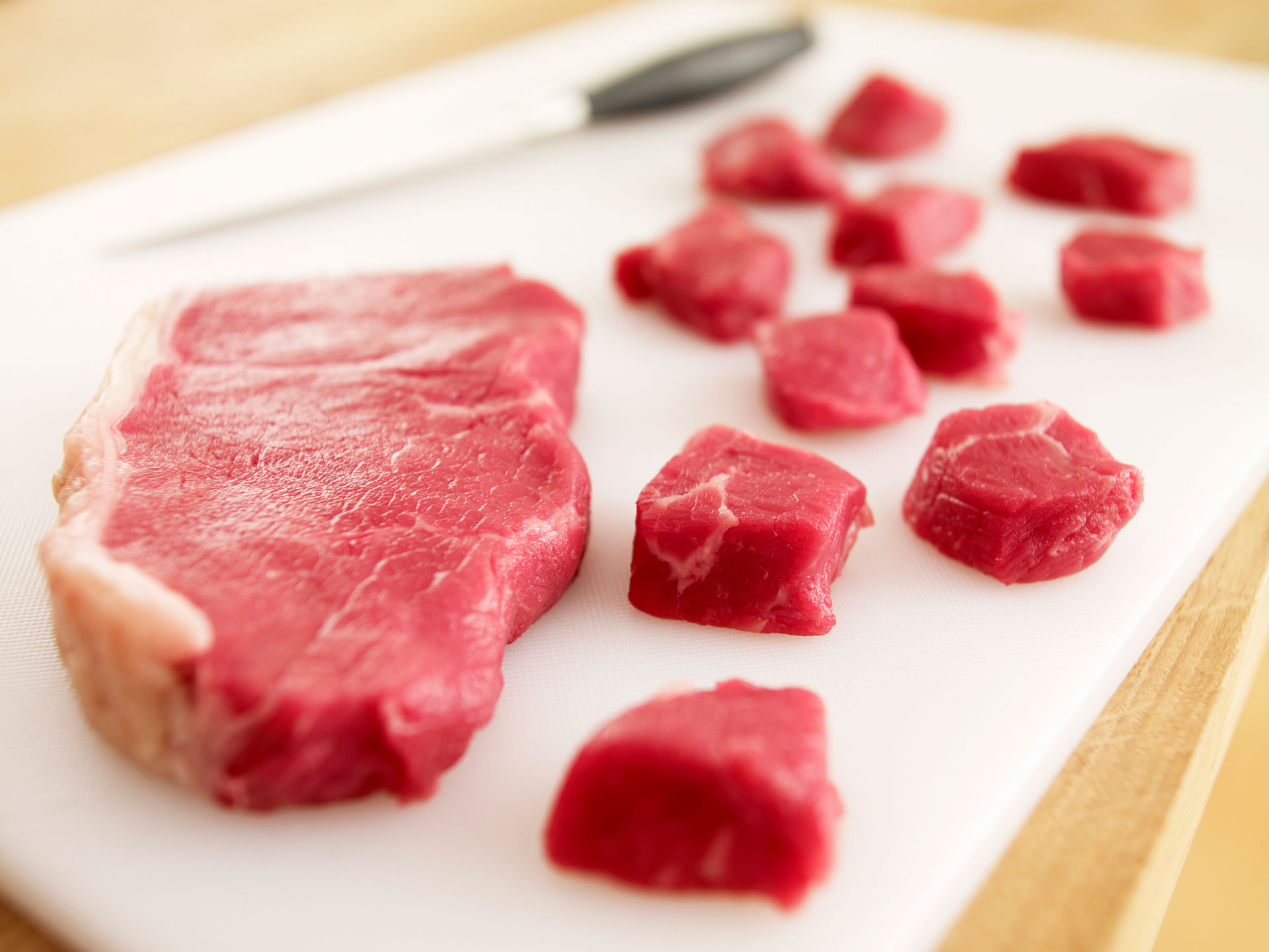 Можно ли есть мясо мелких животных сырое. Кусочки мяса. Мясо говядина. Оценка качества мяса.