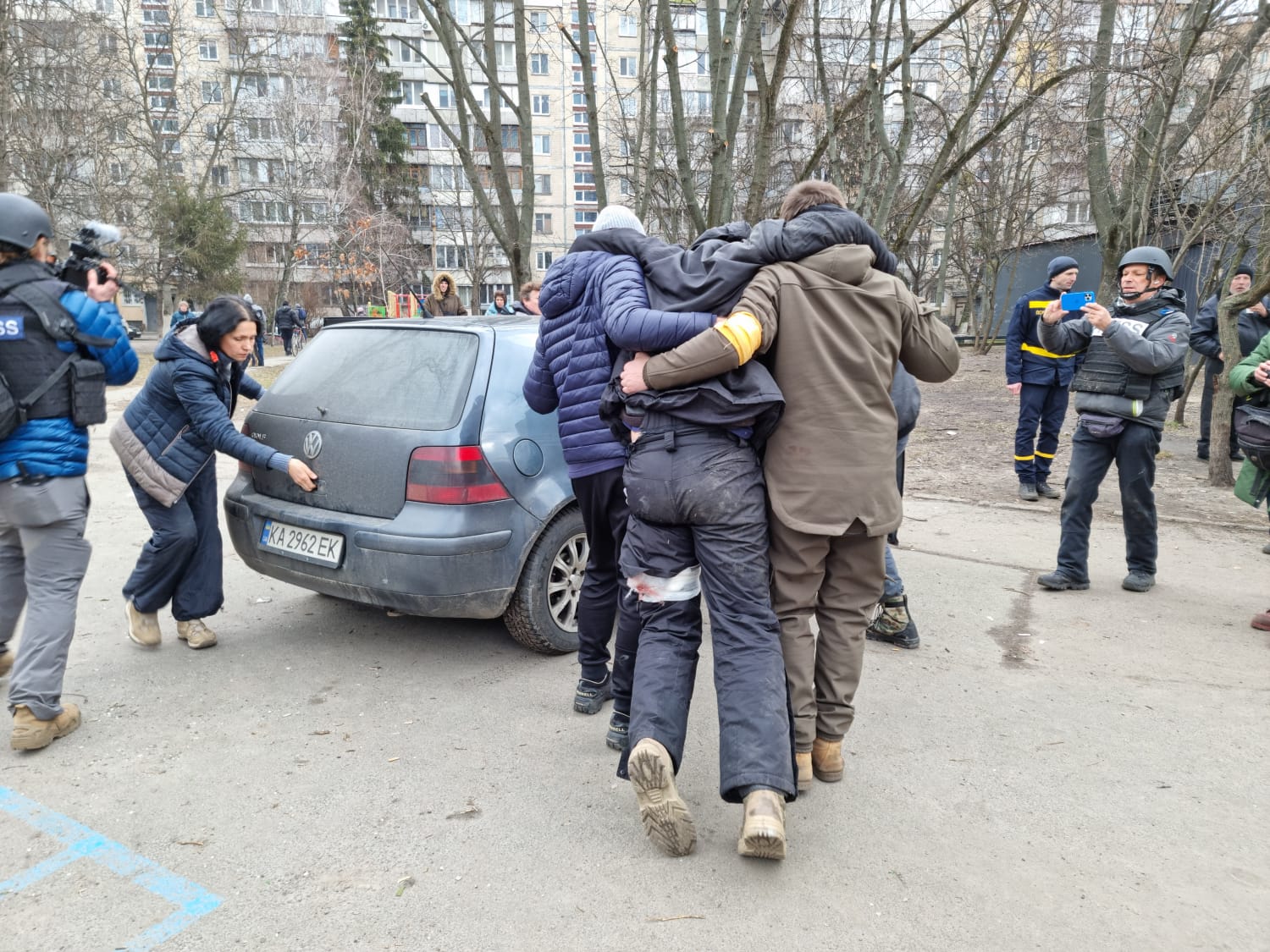 Civiles cargan a los heridos mientras siguen los ataques en Irpín, muy cerca de Kiev