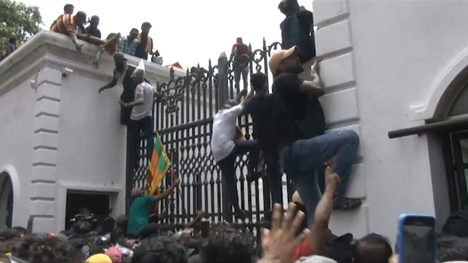 Al menos 103 personas resultaron heridas en Sri Lanka durante las protestas masivas contra el presidente Rajapaksa