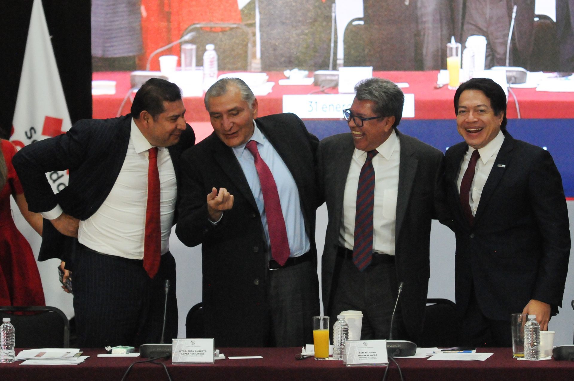 Adán Augusto López, secretario de Gobernación, habla con los senadores Alejandro Armenta, Ricardo Monreal y el presidente de Morena, Mario Delgado.