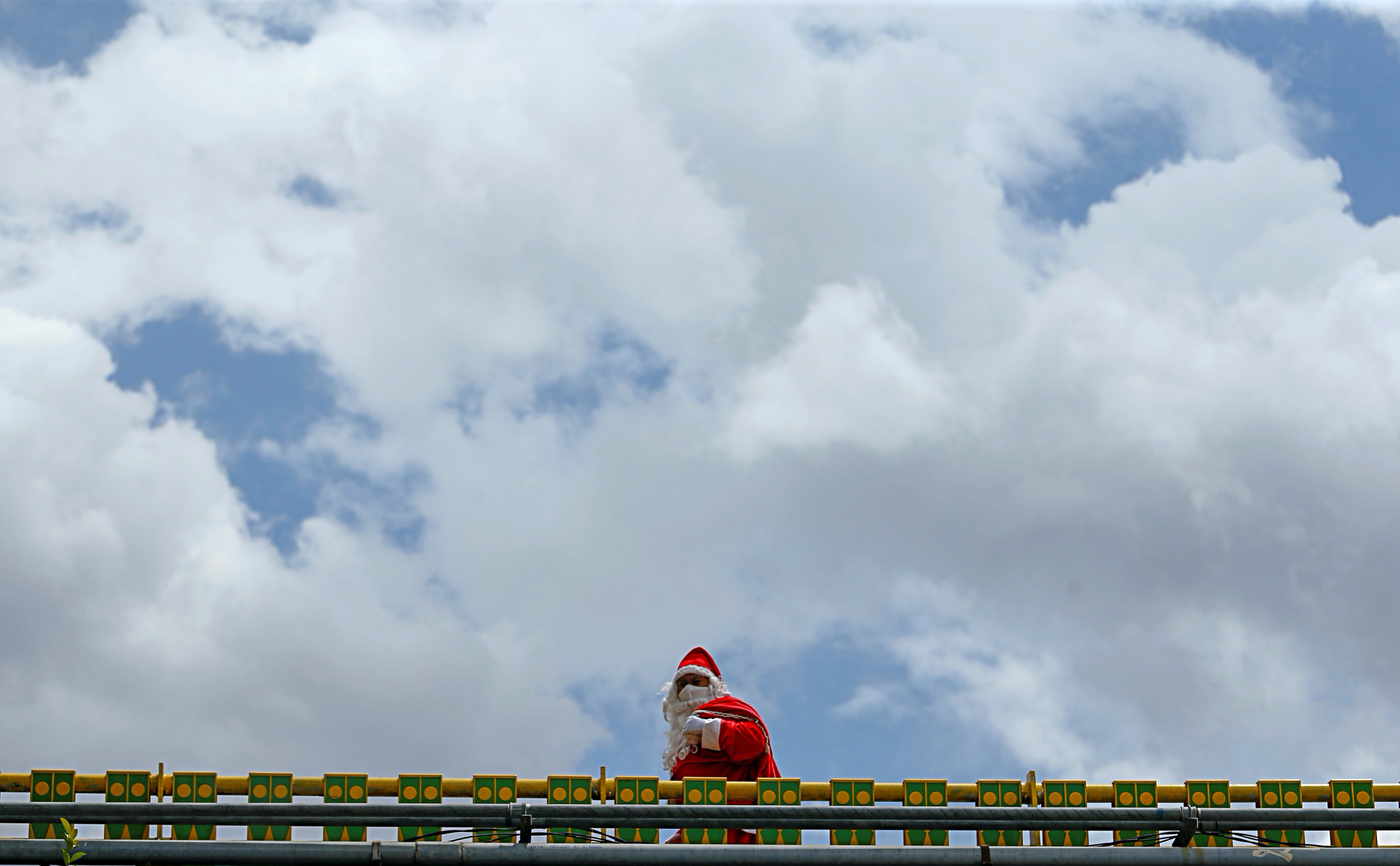 Un hombre con un disfraz de Papá Noel camina sobre un puente en Yakarta (REUTERS/Ajeng Dinar Ulfiana)